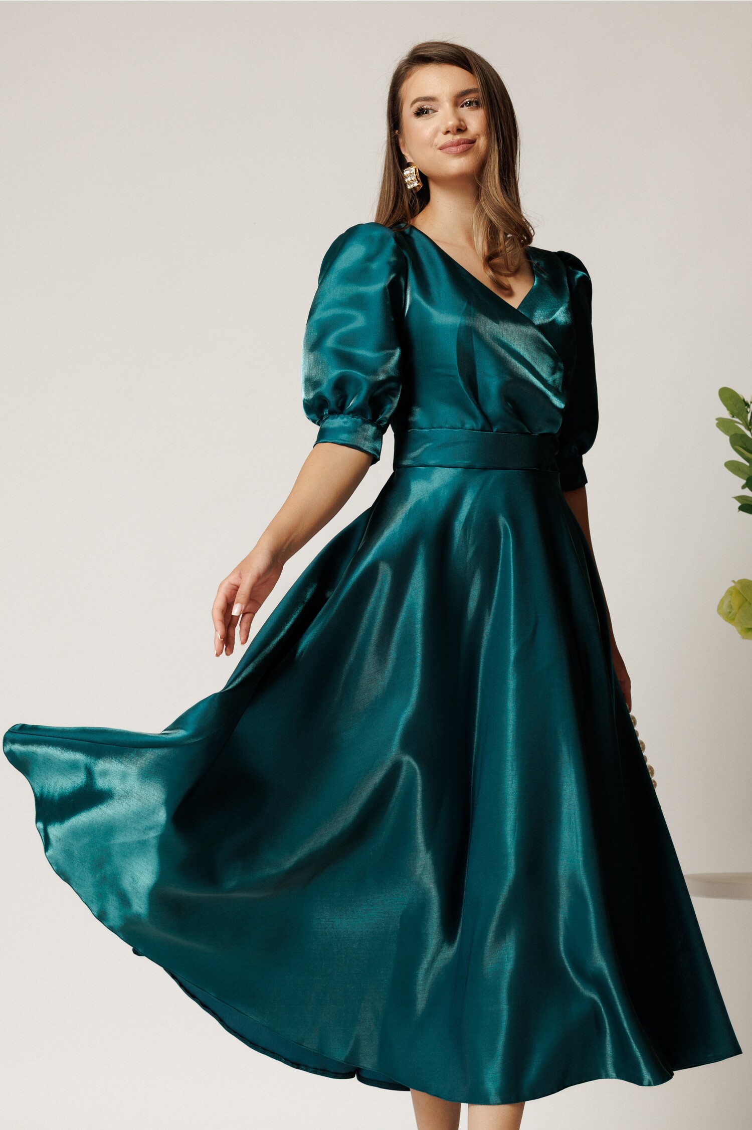 Rochie Belle midi verde din organza in clos cu decolteu petrecut