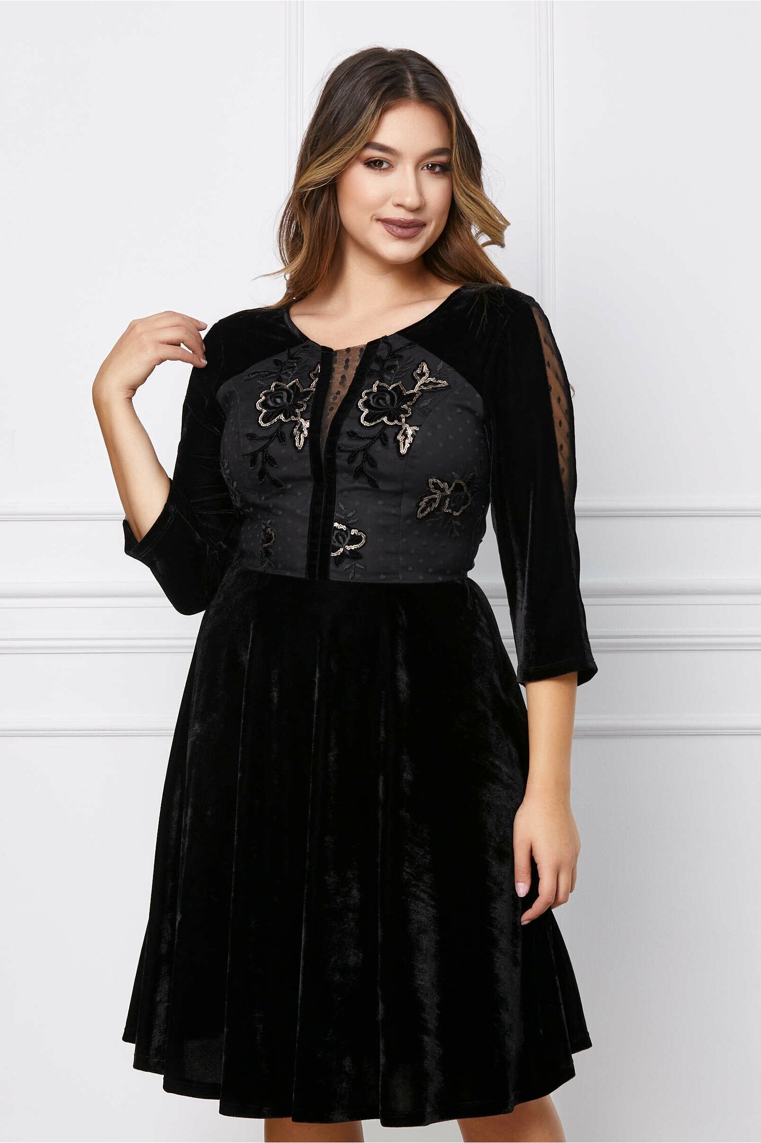 Rochie Belle neagra din catifea cu broderie si paiete