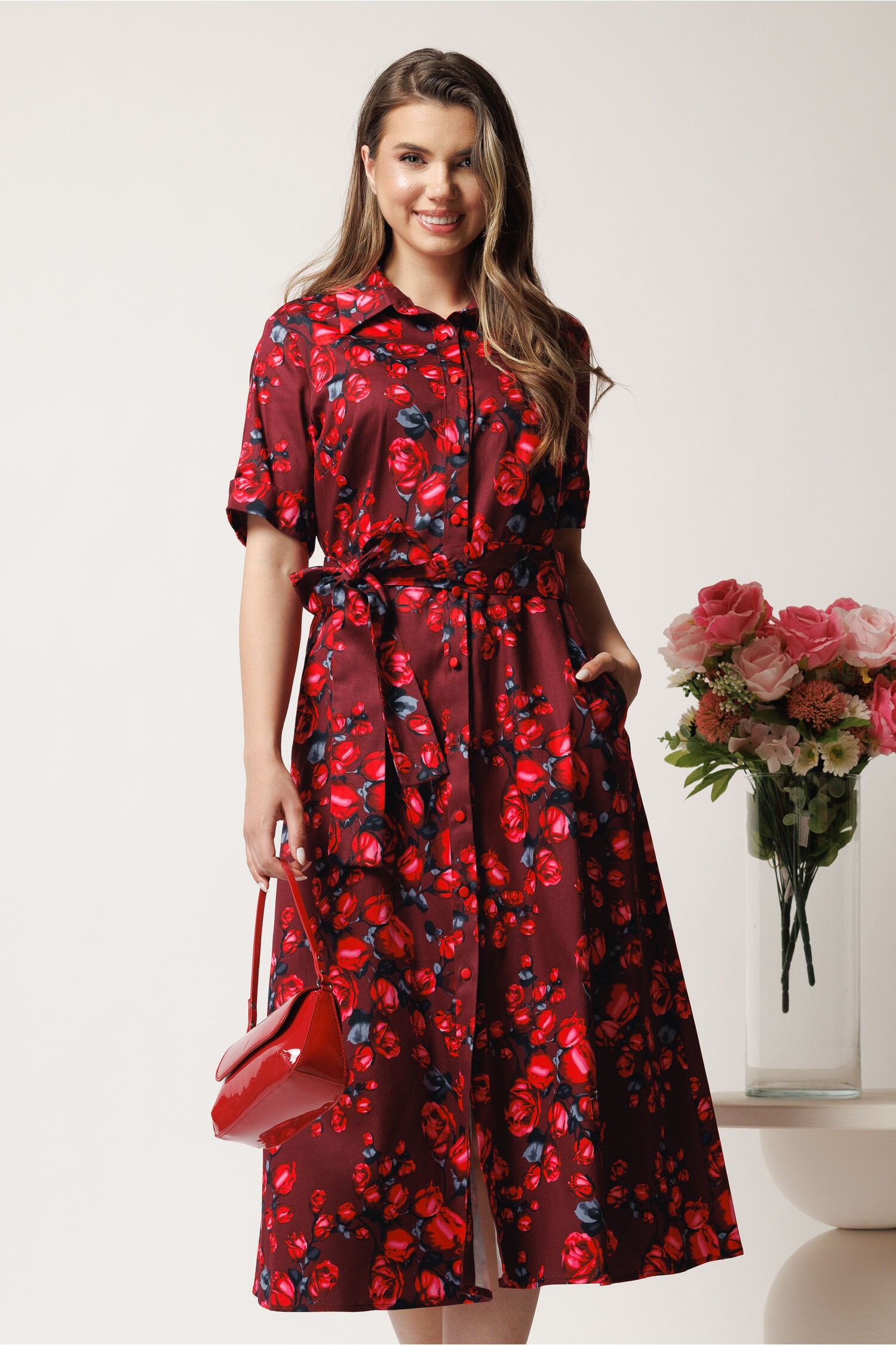 Rochie bordo tip camasa din bumbac cu flori rosii si cordon in talie
