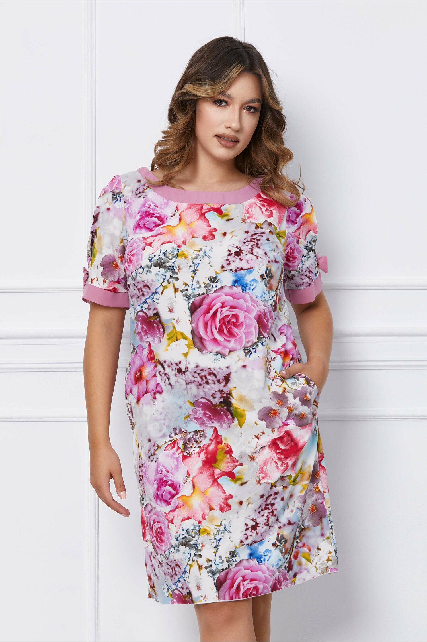 Rochie cu imprimeu floral Brielle roz si fundite la maneci