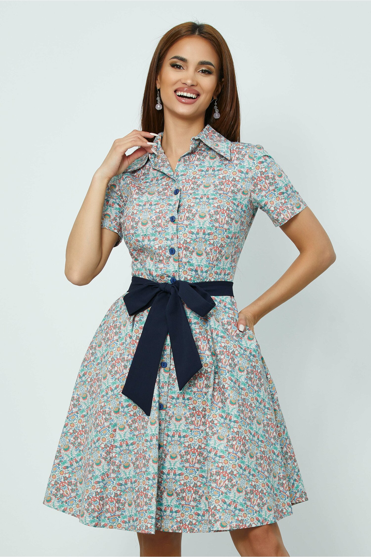 Rochie clara tip camasa cu maneci scurte si flori colorate