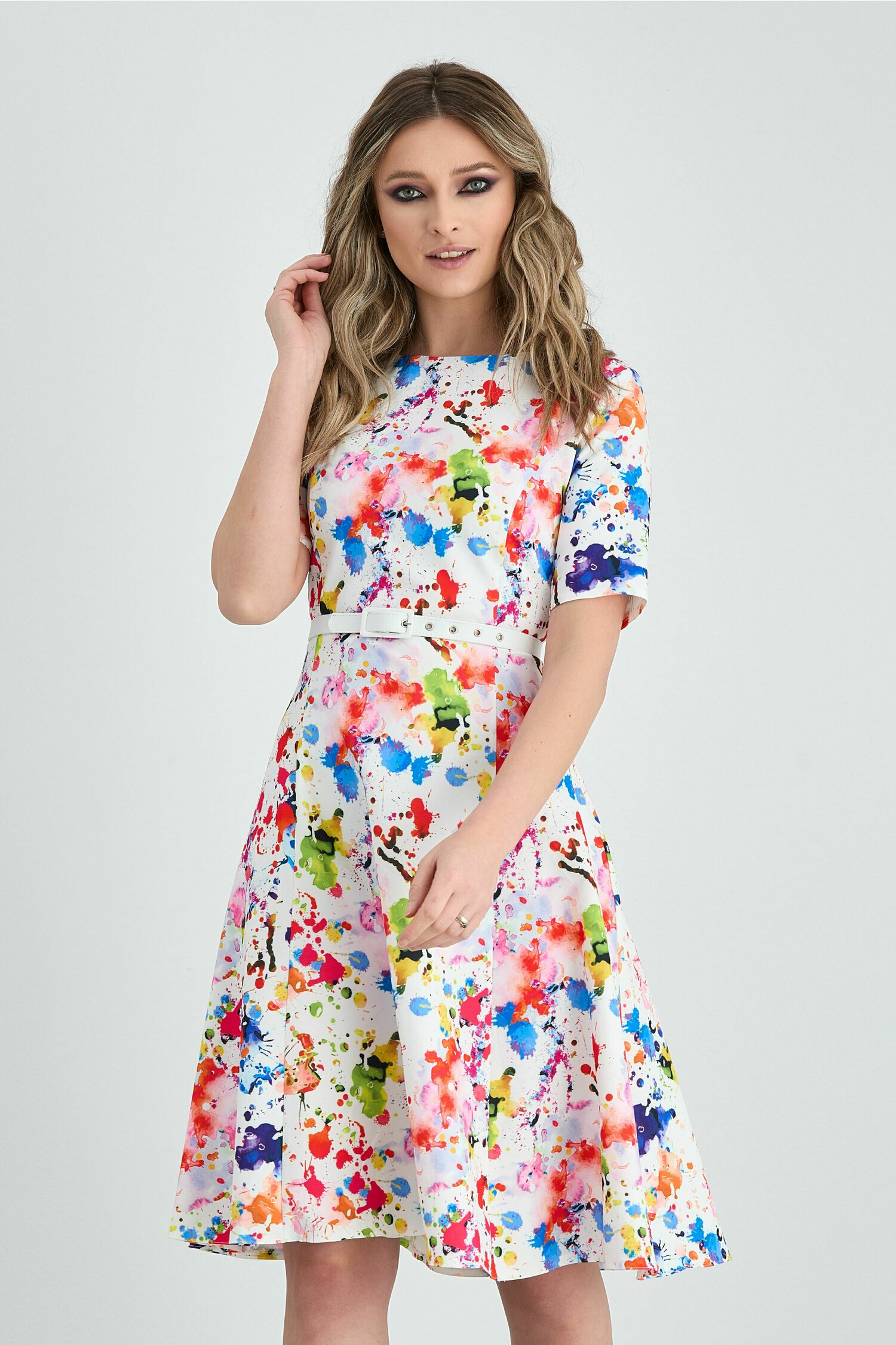 Rochie Corina alba cu imprimeu divers multicolor si curea in talie 2023 ❤️ Pret Super dyfashion imagine noua 2022