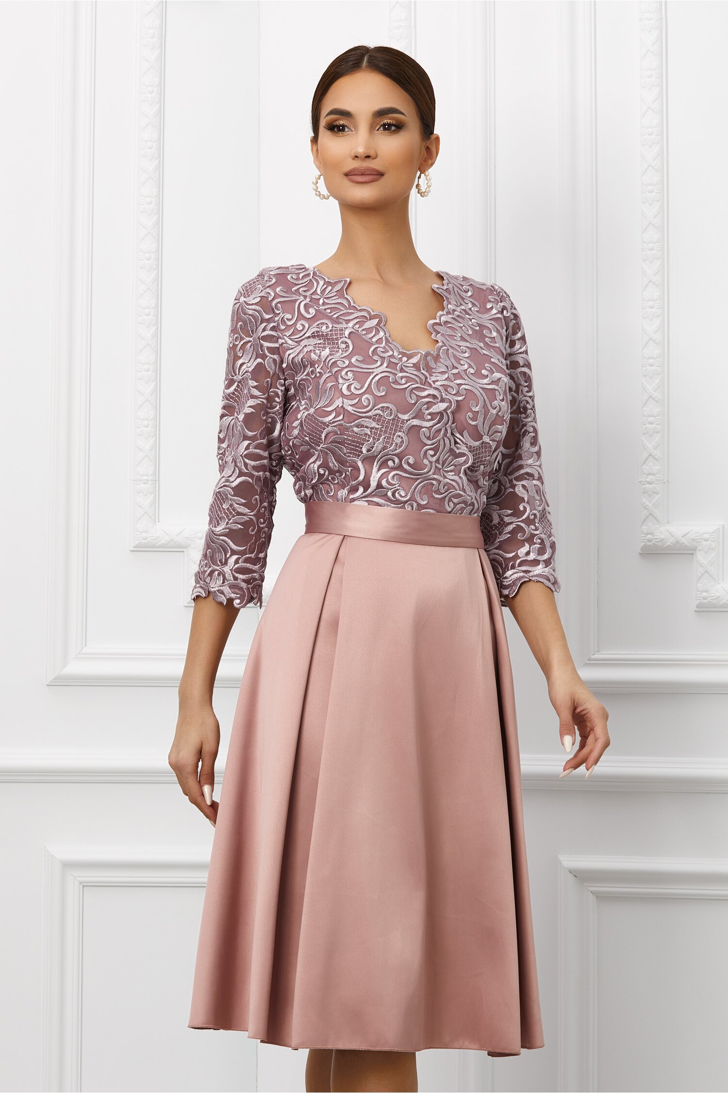 Rochie corina roz coniac cu broderie in zona bustului