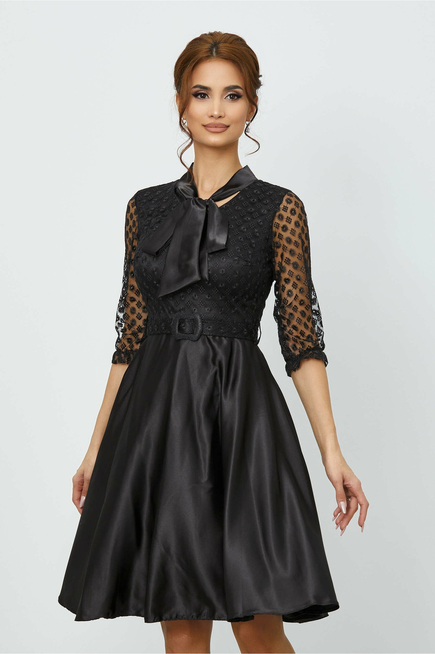 Rochie diana neagra cu fundita la decolteu si fusta satinata