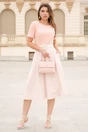 Rochie din crep roz cu imprimeu pe fusta si curea in talie