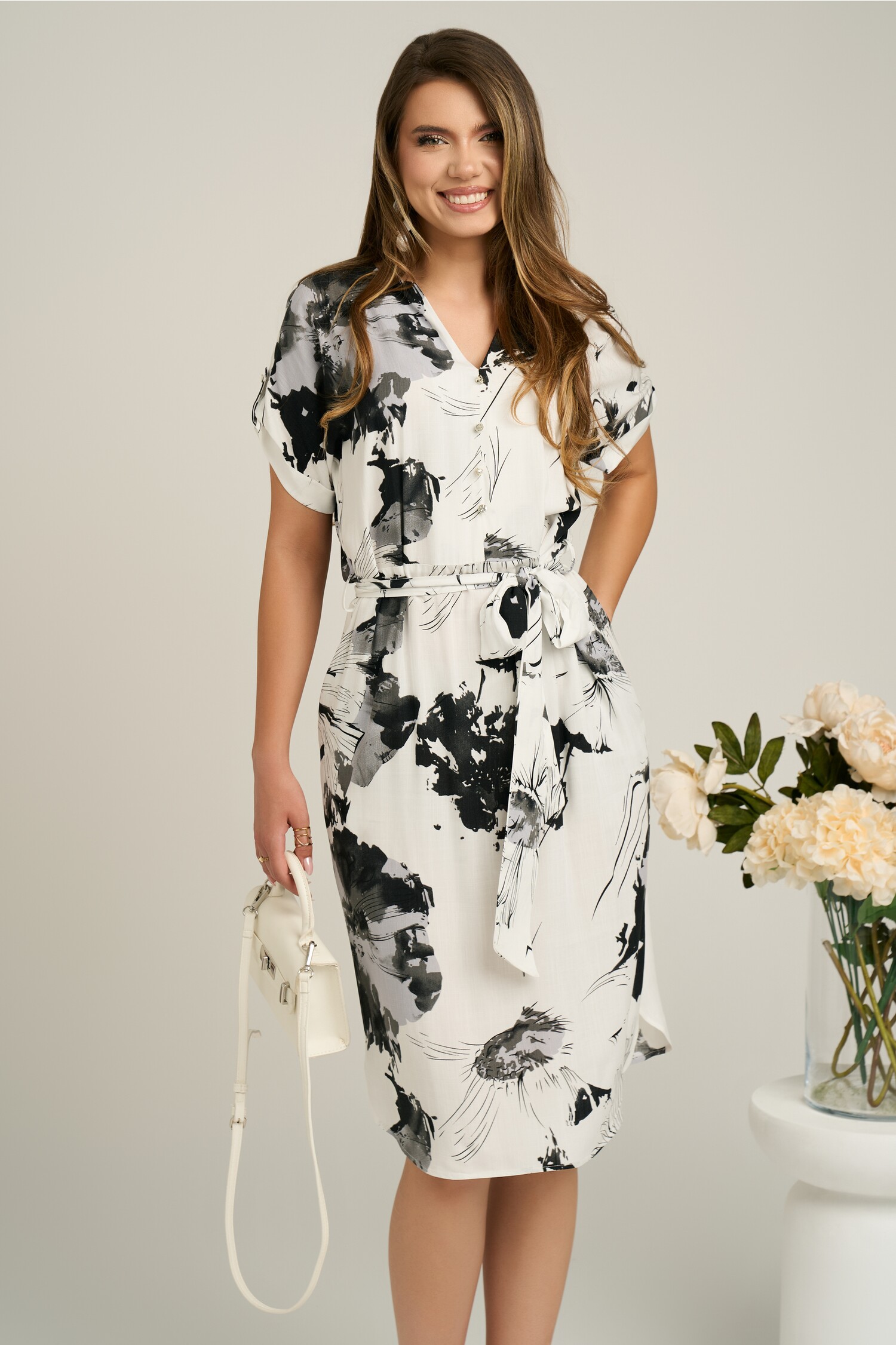 Rochie din stofa alba cu imprimeuri gri si cordon in talie