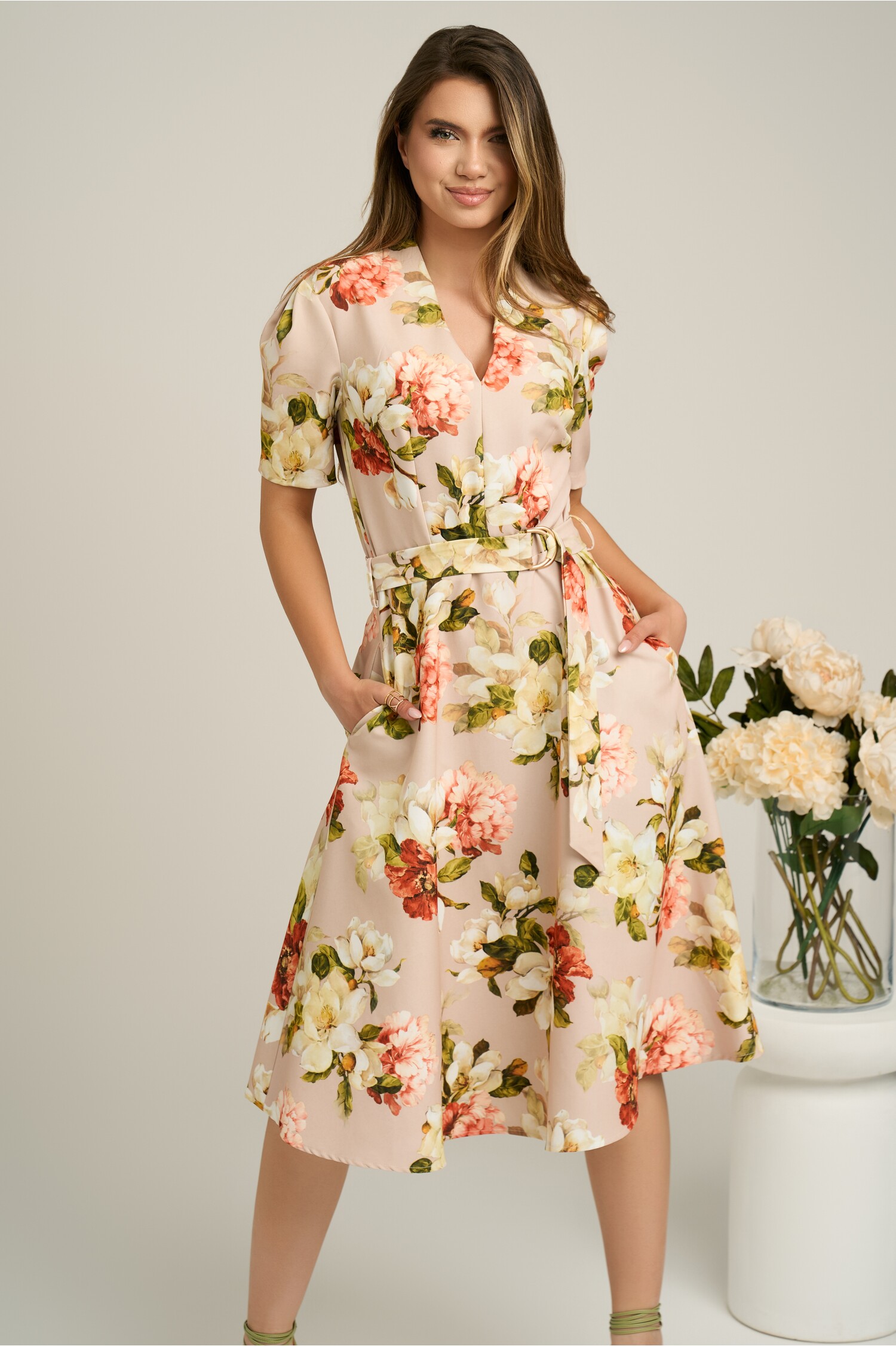 Rochie din stofa bej cu imprimeu floral corai si cordon in talie
