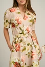 Rochie din stofa bej cu imprimeu floral corai si cordon in talie