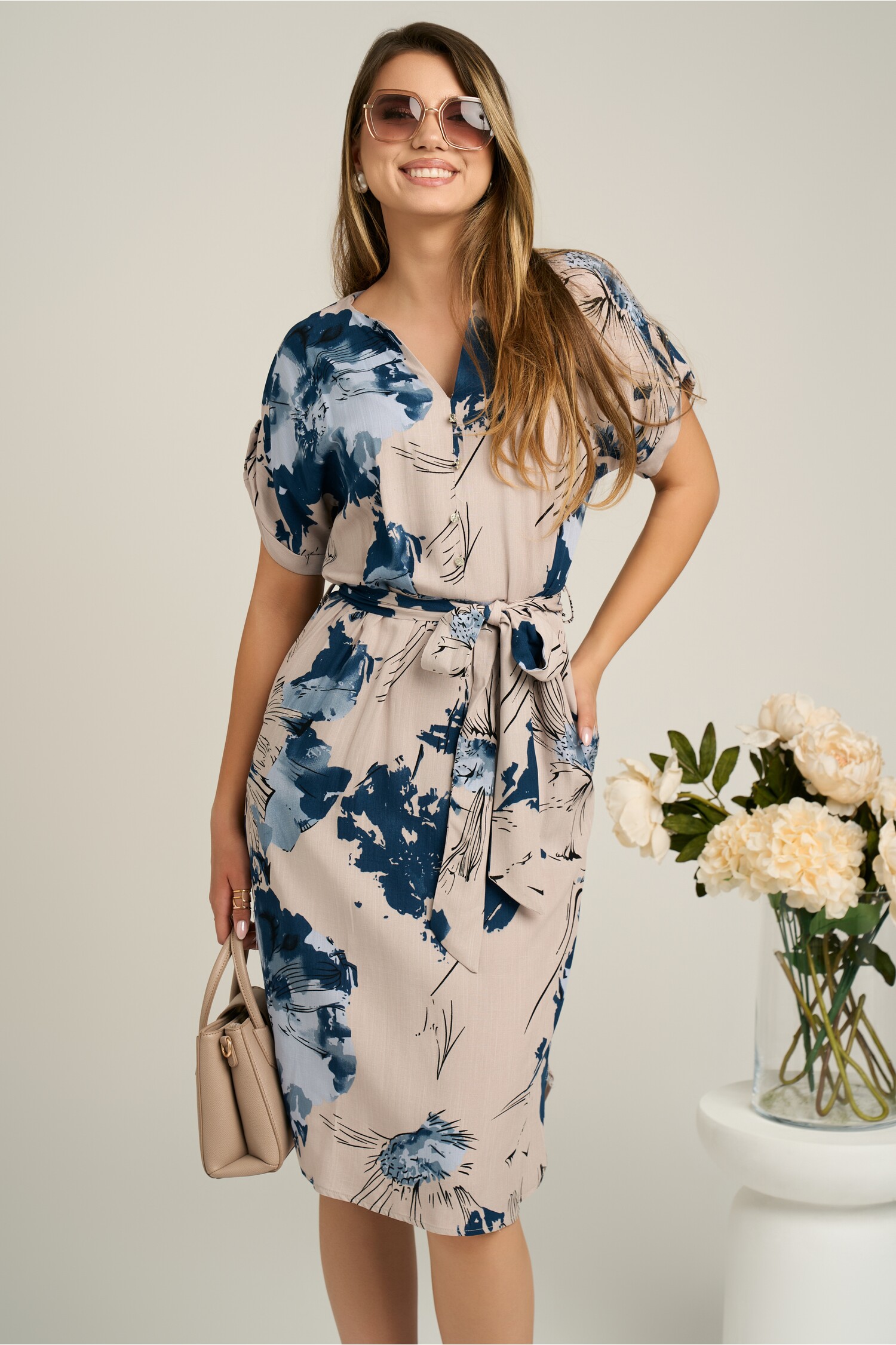 Rochie din stofa bej cu imprimeuri bleumarin si cordon in talie