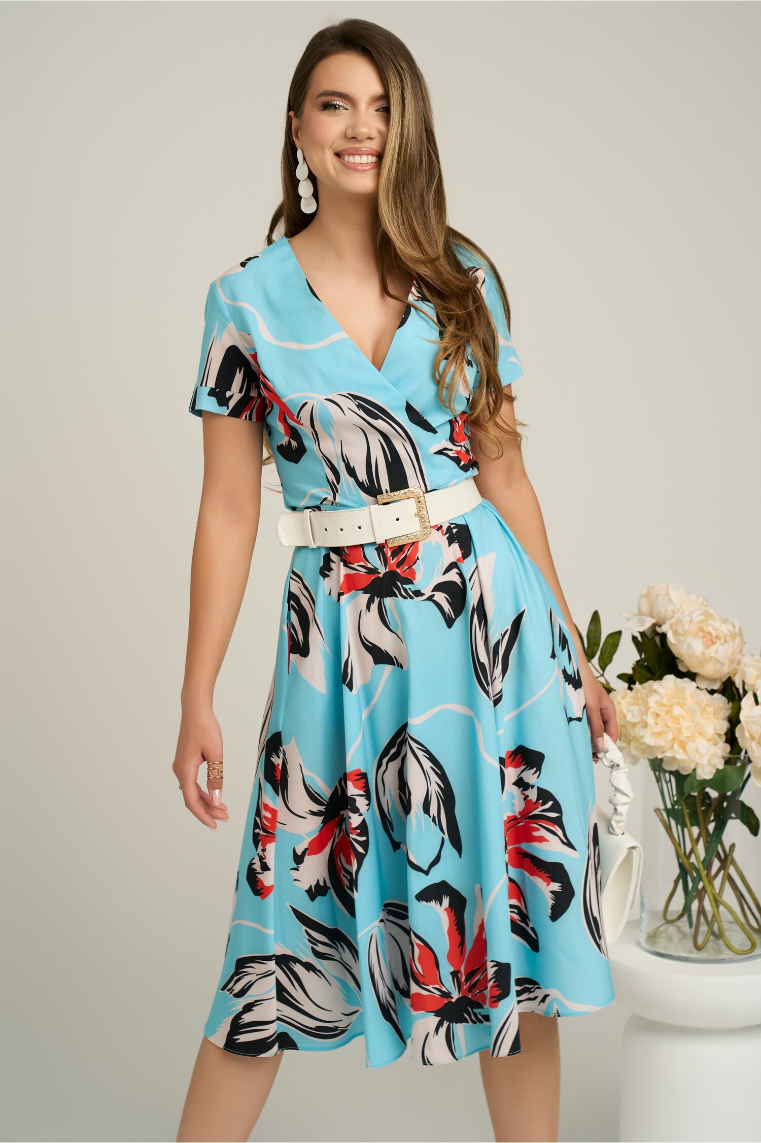 Rochie din viscoza bleu cu flori rosii si curea in talie