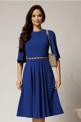 Rochie DY Fashion albastra din crep cu pliuri pe fusta si banda in talie