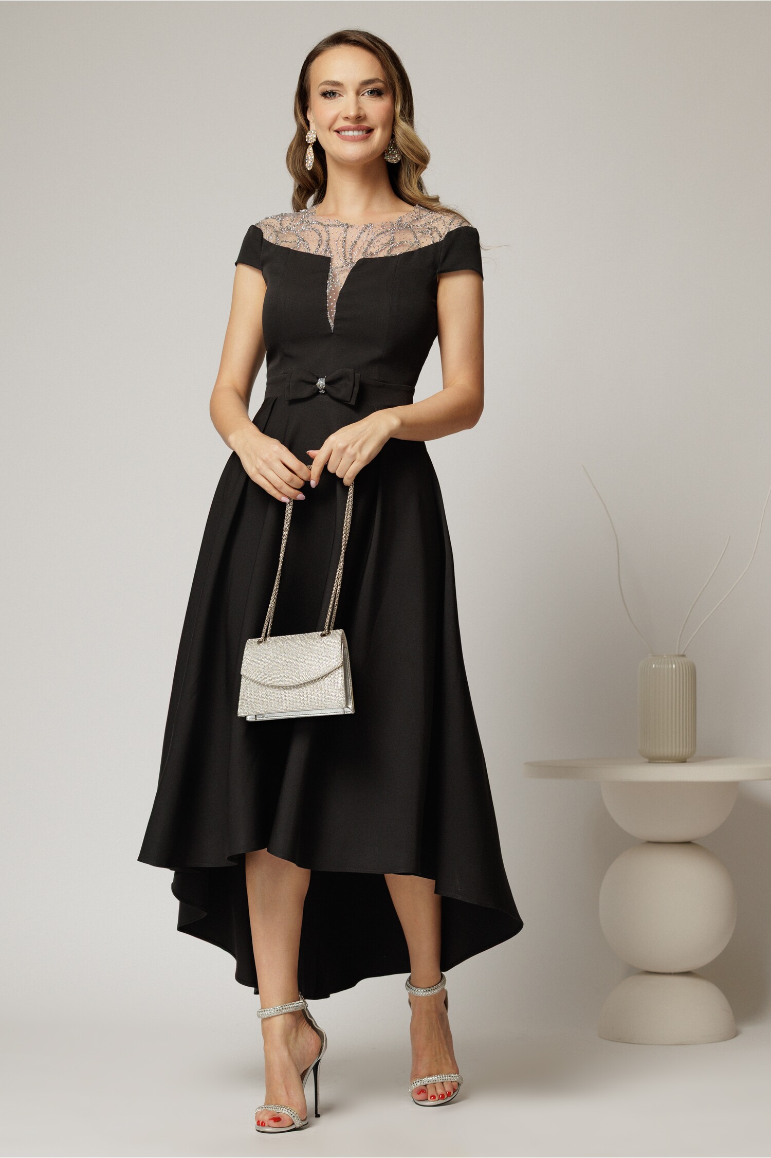 Rochie DY Fashion asimetrica neagra cu funda in talie si aplicatii la decolteu