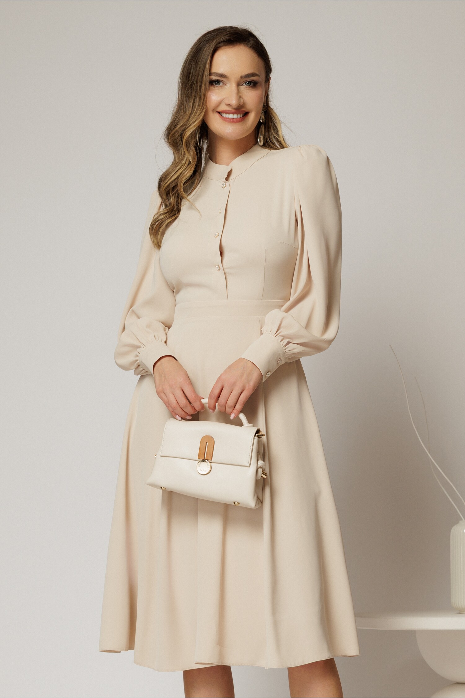 Rochie DY Fashion bej din triplu voal cu guler tunica si nasturi tip floare