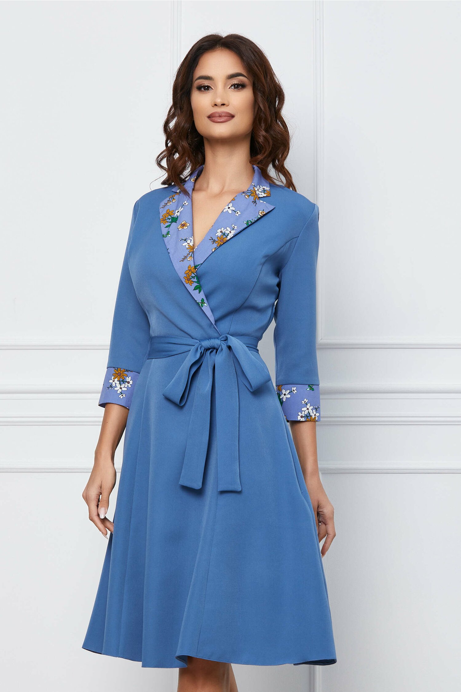 Rochie Dy Fashion bleu cu imprimeu floral pe rever si cordon in talie Bleu imagine megaplaza.ro