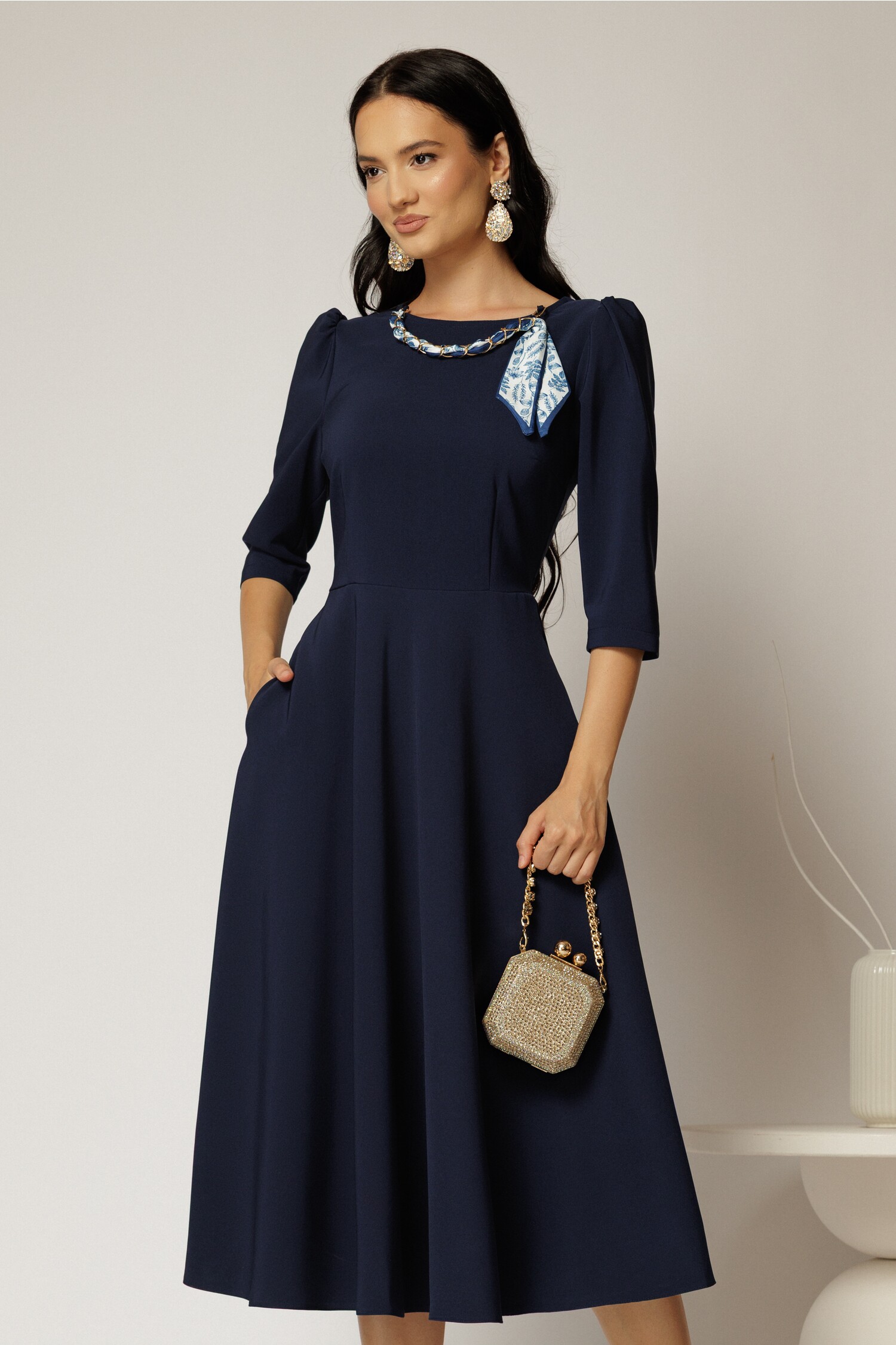 Rochie DY Fashion bleumarin clos cu lantisor si esarfa