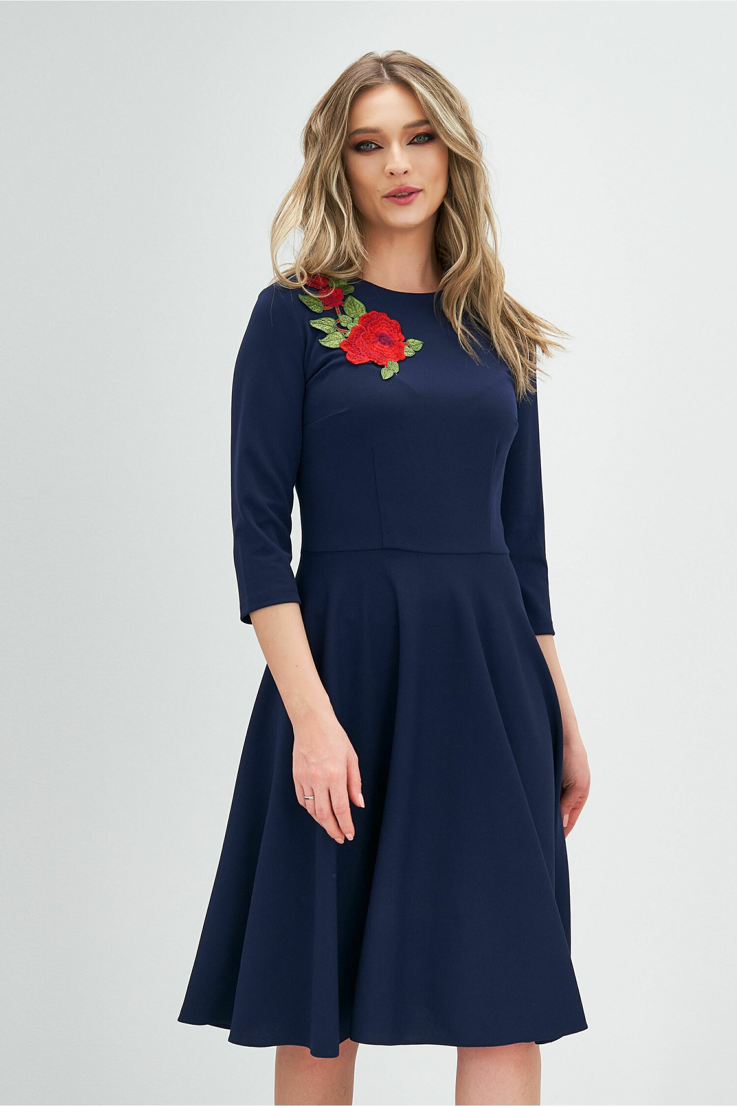 Rochie dy fashion bleumarin cu broderie florala la bust