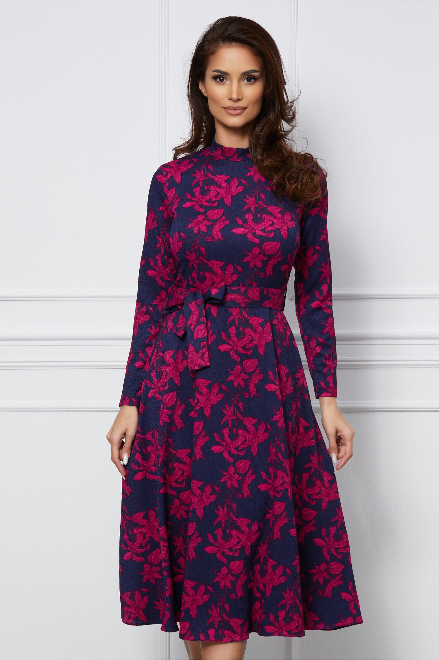 Rochie bleumarin cu imprimeuri fucsia cu cordon in talie - Rochii-Dama.ro