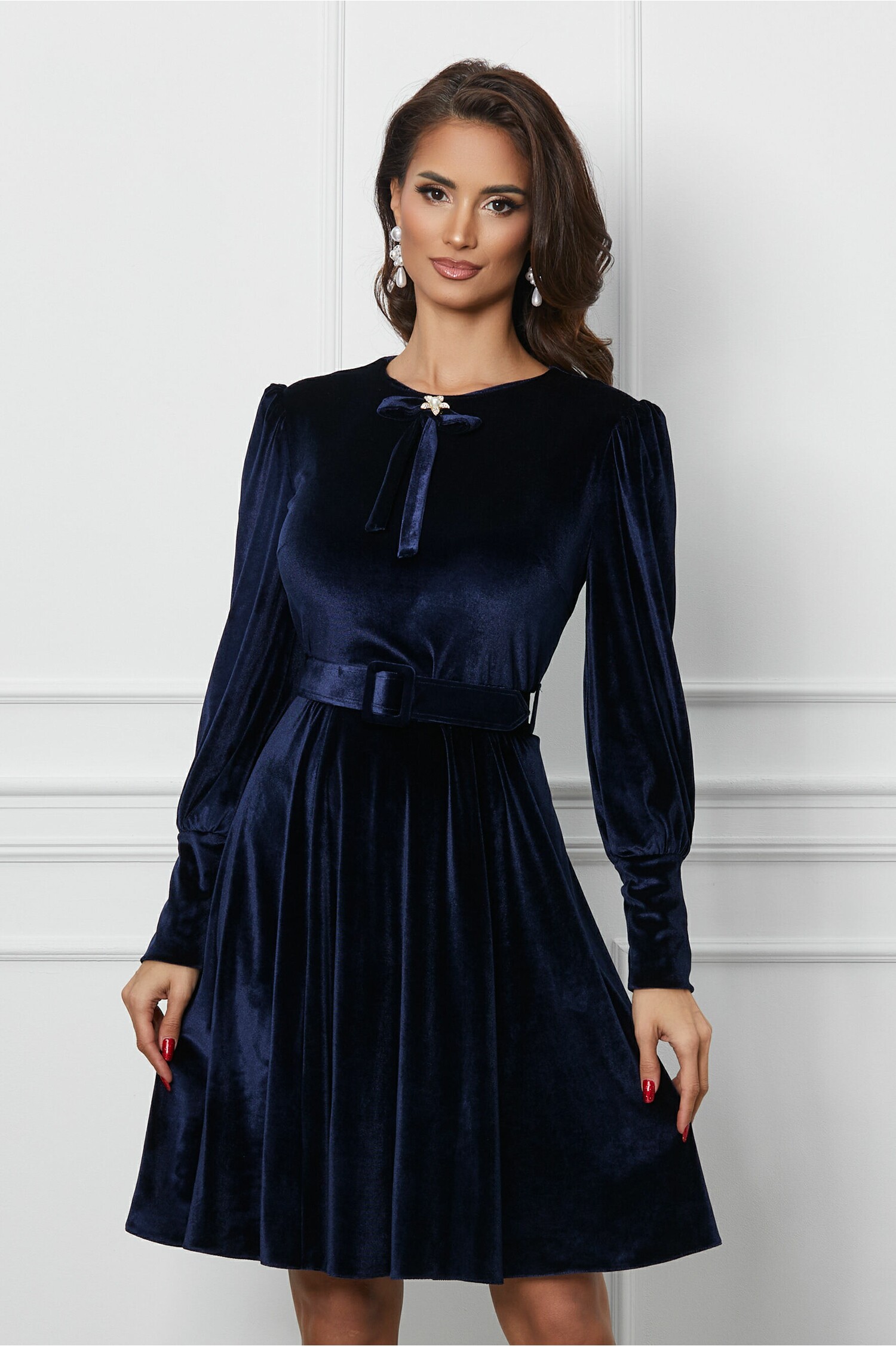 Rochie Dy Fashion bleumarin din catifea cu funda la bust si curea in talie
