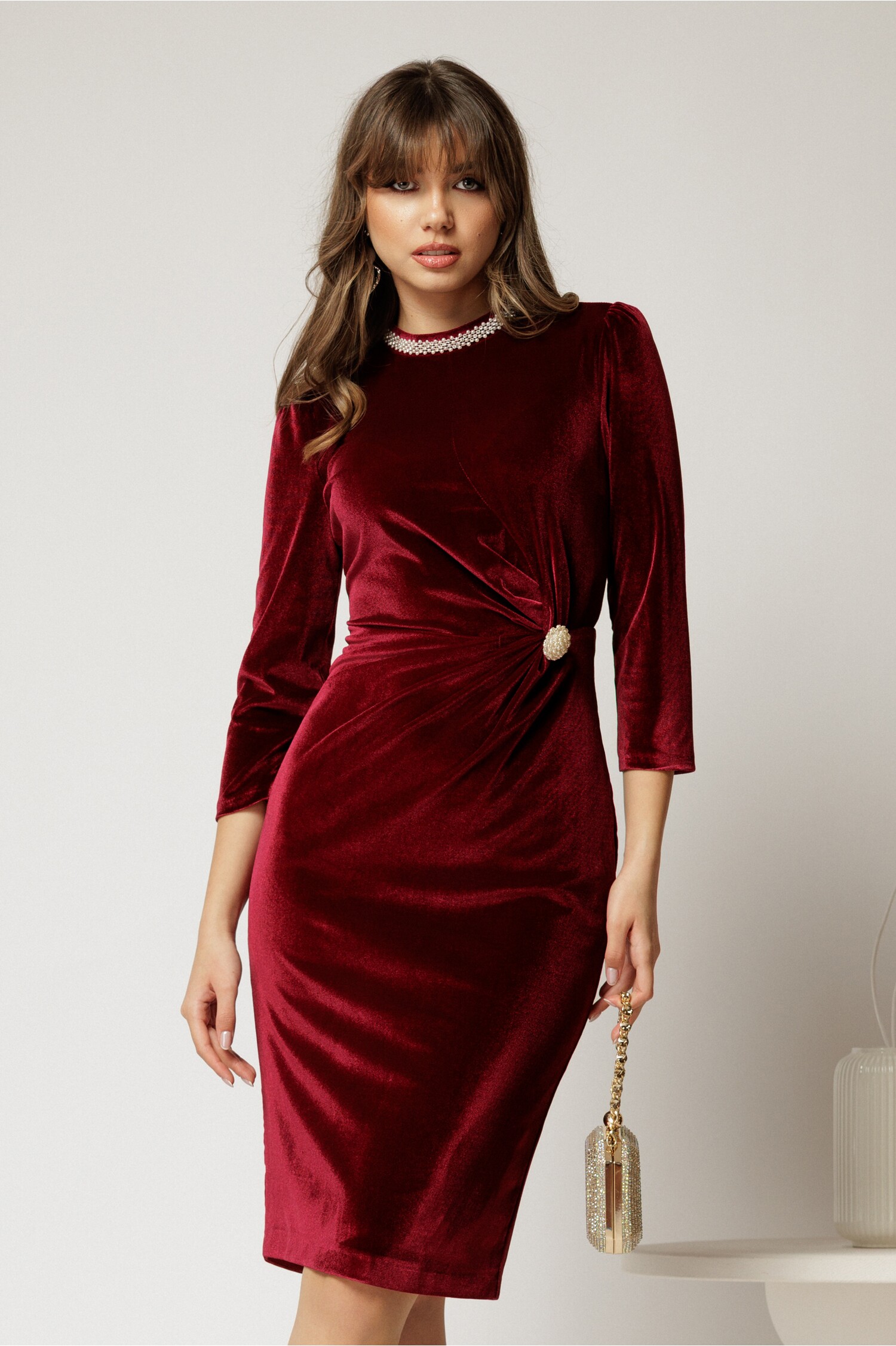 Rochie DY Fashion bordo din catifea cu perle la guler si brosa eleganta