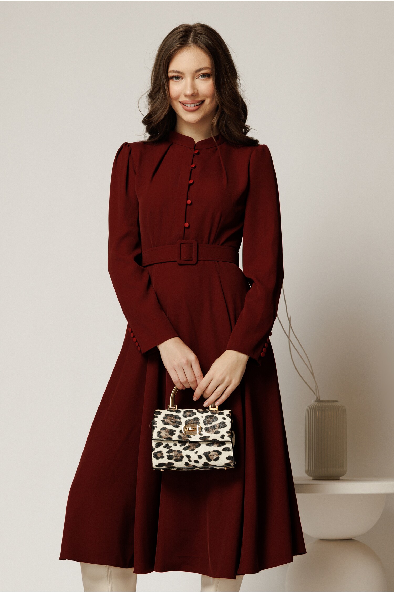 Rochie DY Fashion bordo din triplu voal cu nasturi pe bust si curea in talie