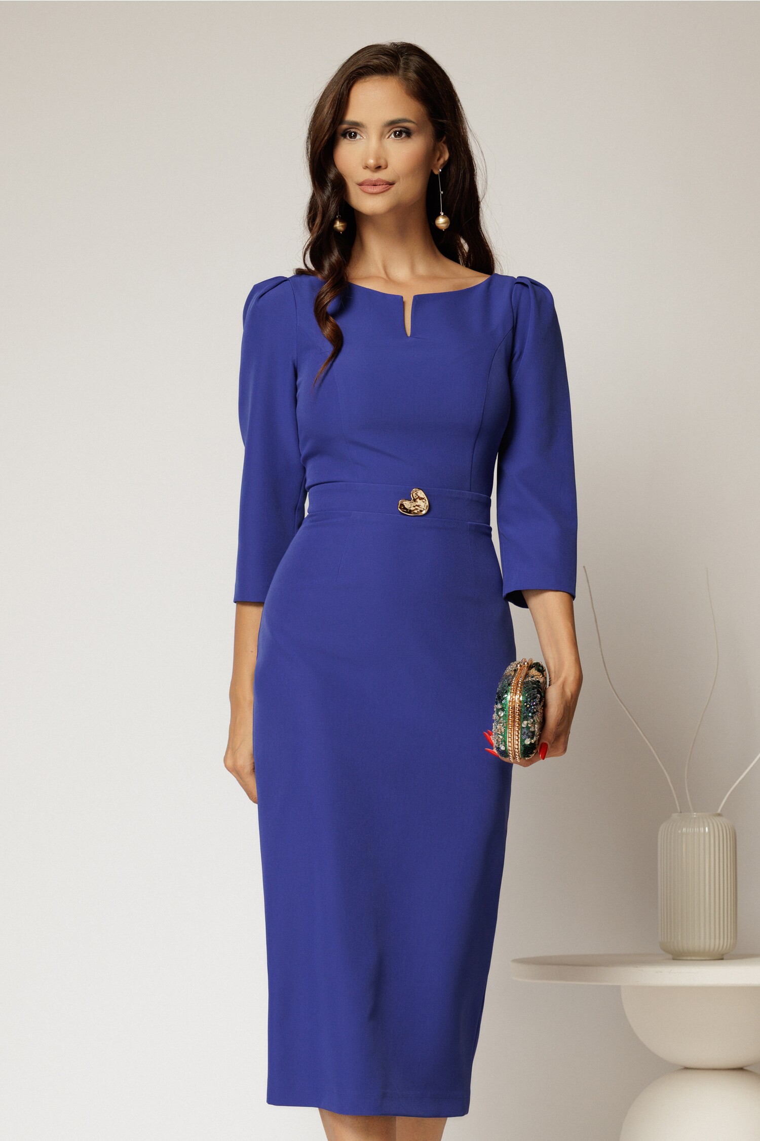 Rochie DY Fashion conica albastra cu decupaj la bust si accesoriu pe talie