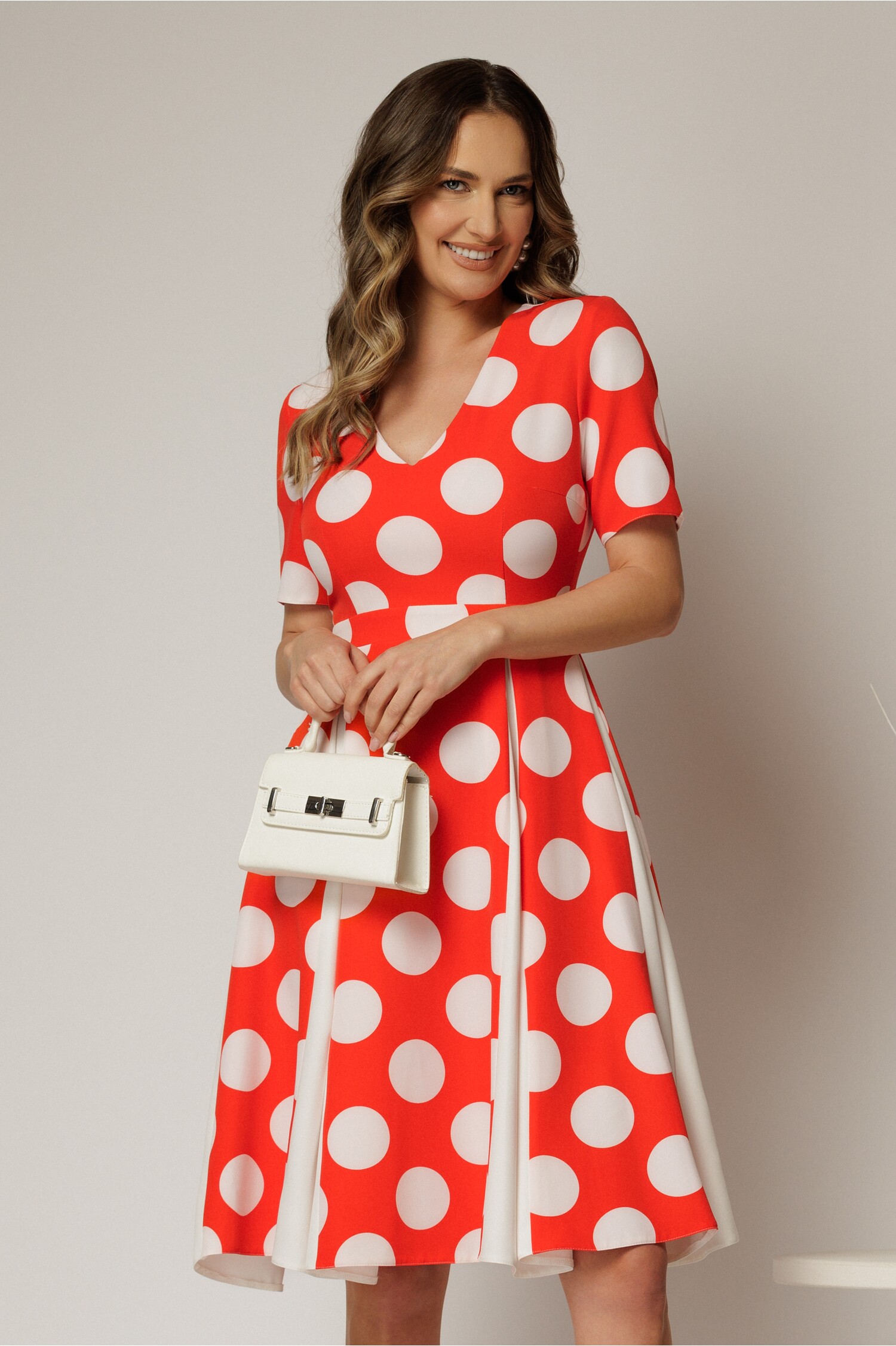 Rochie DY Fashion corai cu buline mari si pliuri ample in contrast