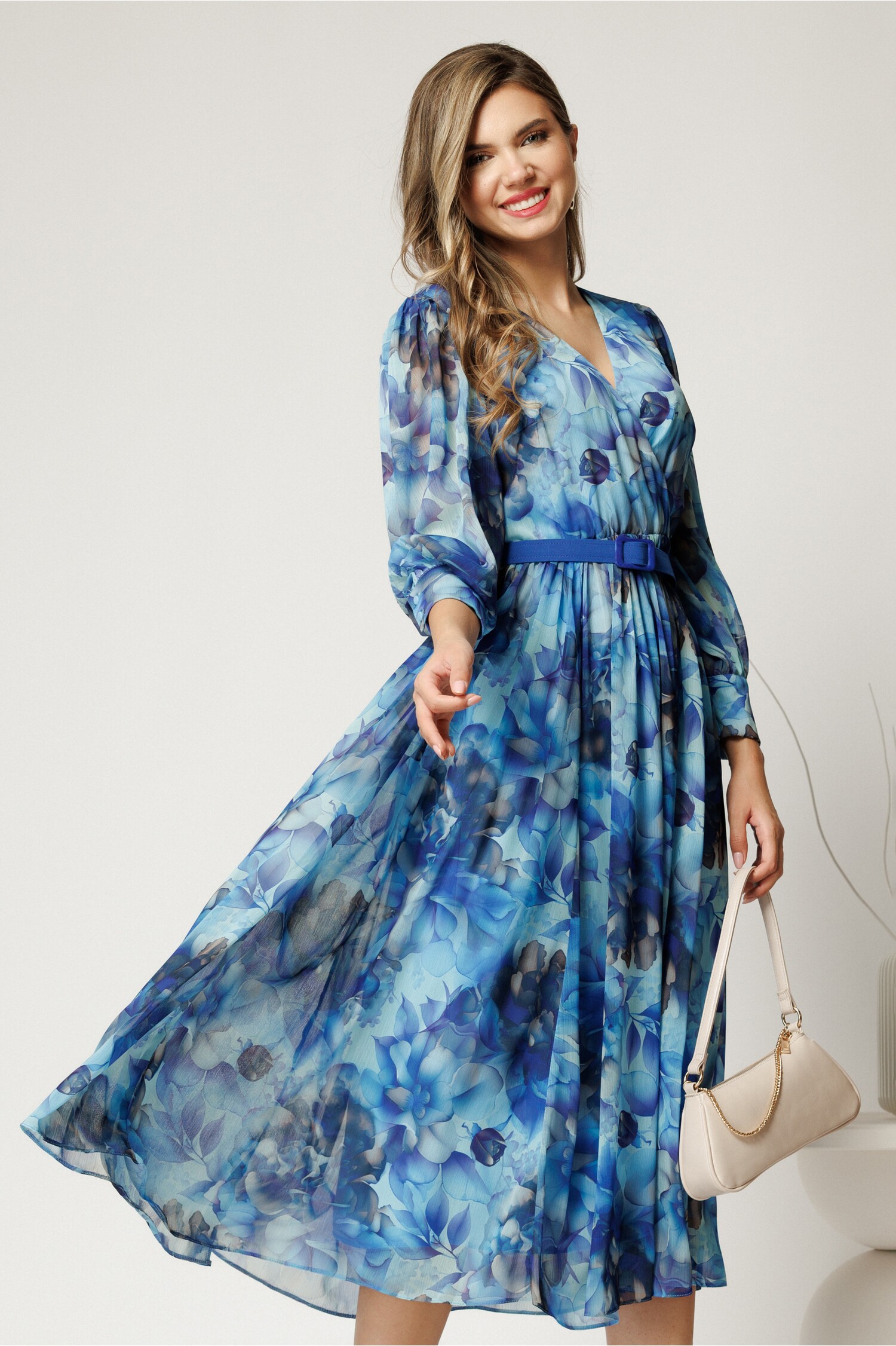 Rochie DY Fashion cu imprimeu albastru din voal cu decolteu petrecut