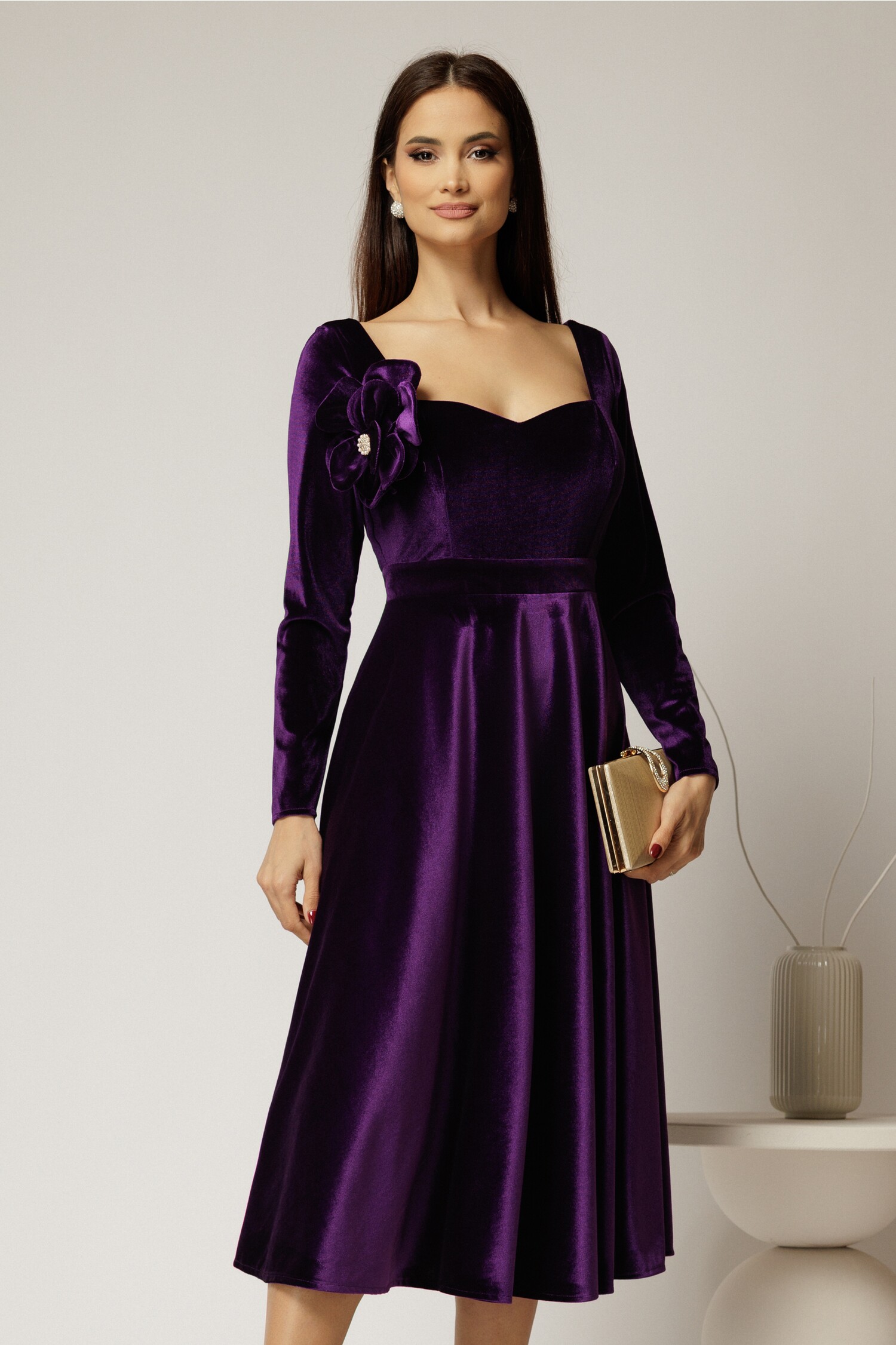 Rochie DY Fashion din catifea mov cu decolteu inima si accesoriu la bust