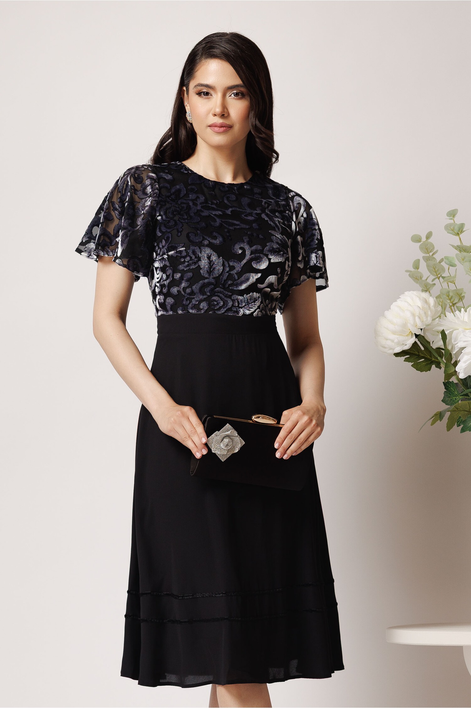 Rochie DY Fashion din voal neagra cu insertii din catifea argintie la bust