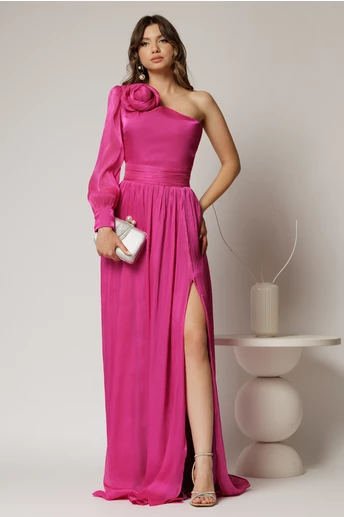 Rochie DY Fashion fucsia pe un umar cu detaliu floral amplu din voal peliculizat