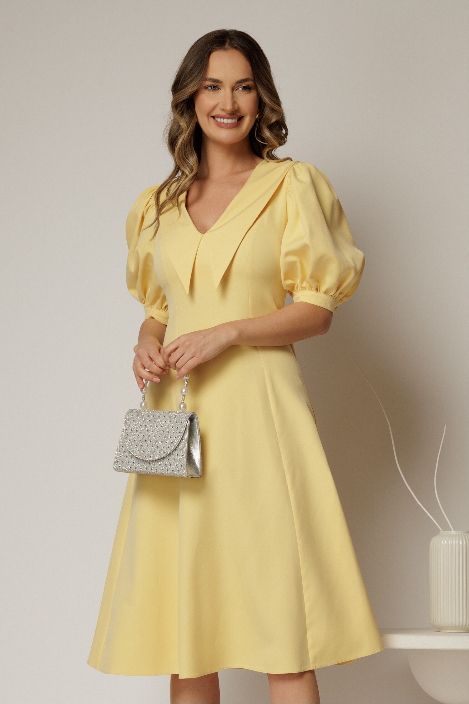 Rochie DY Fashion galbena in clini cu guler ascutit si maneci scurte bufante