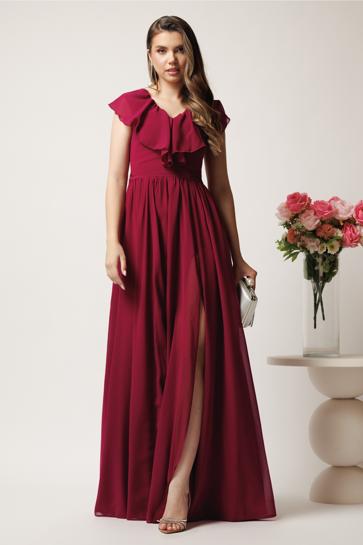 Rochie DY Fashion lunga bordo in clos din voal cu volanas la bust si crapatura pe picior