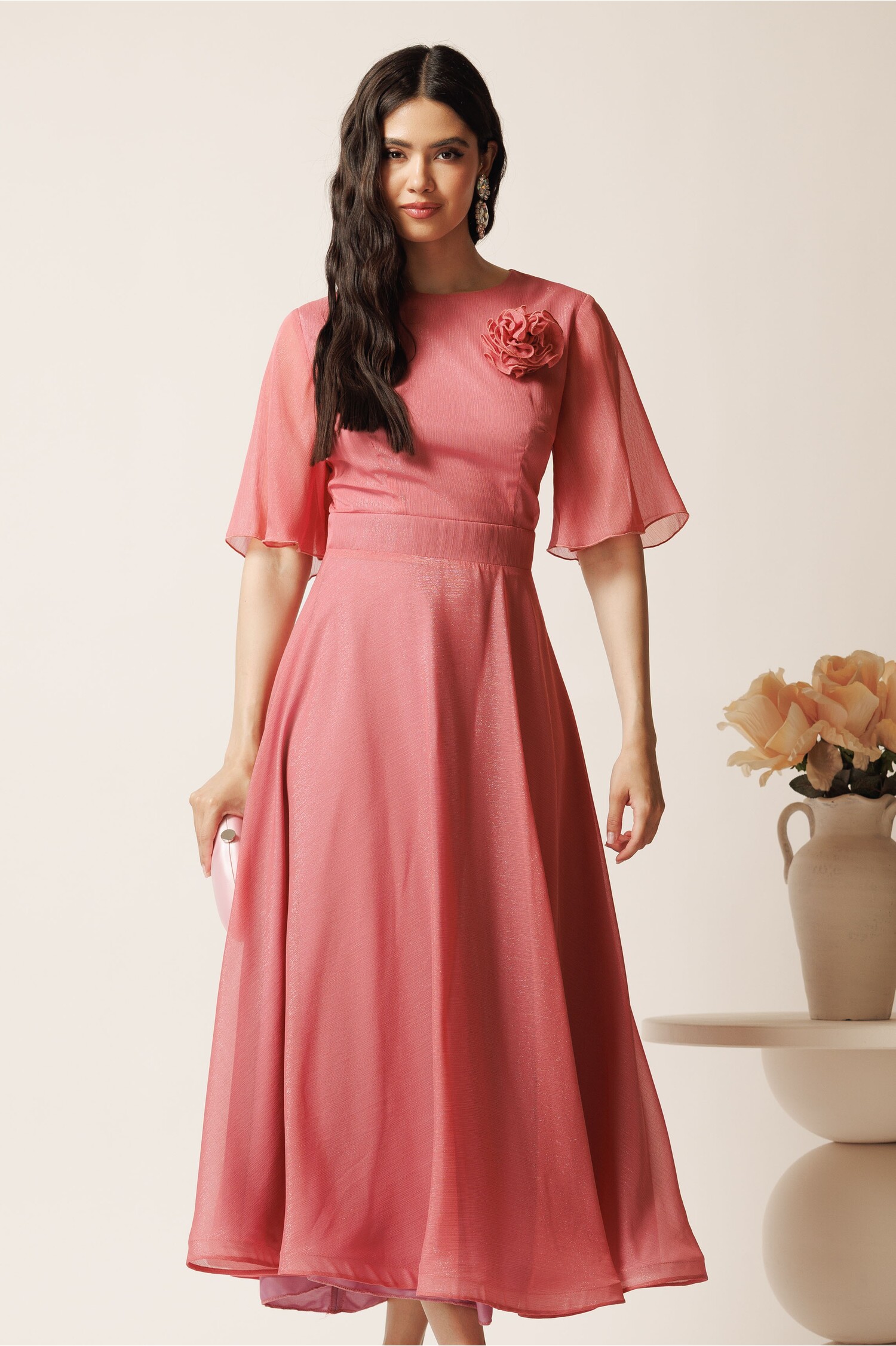 Rochie DY Fashion lunga roz din voal in clos cu accesoriu la bust