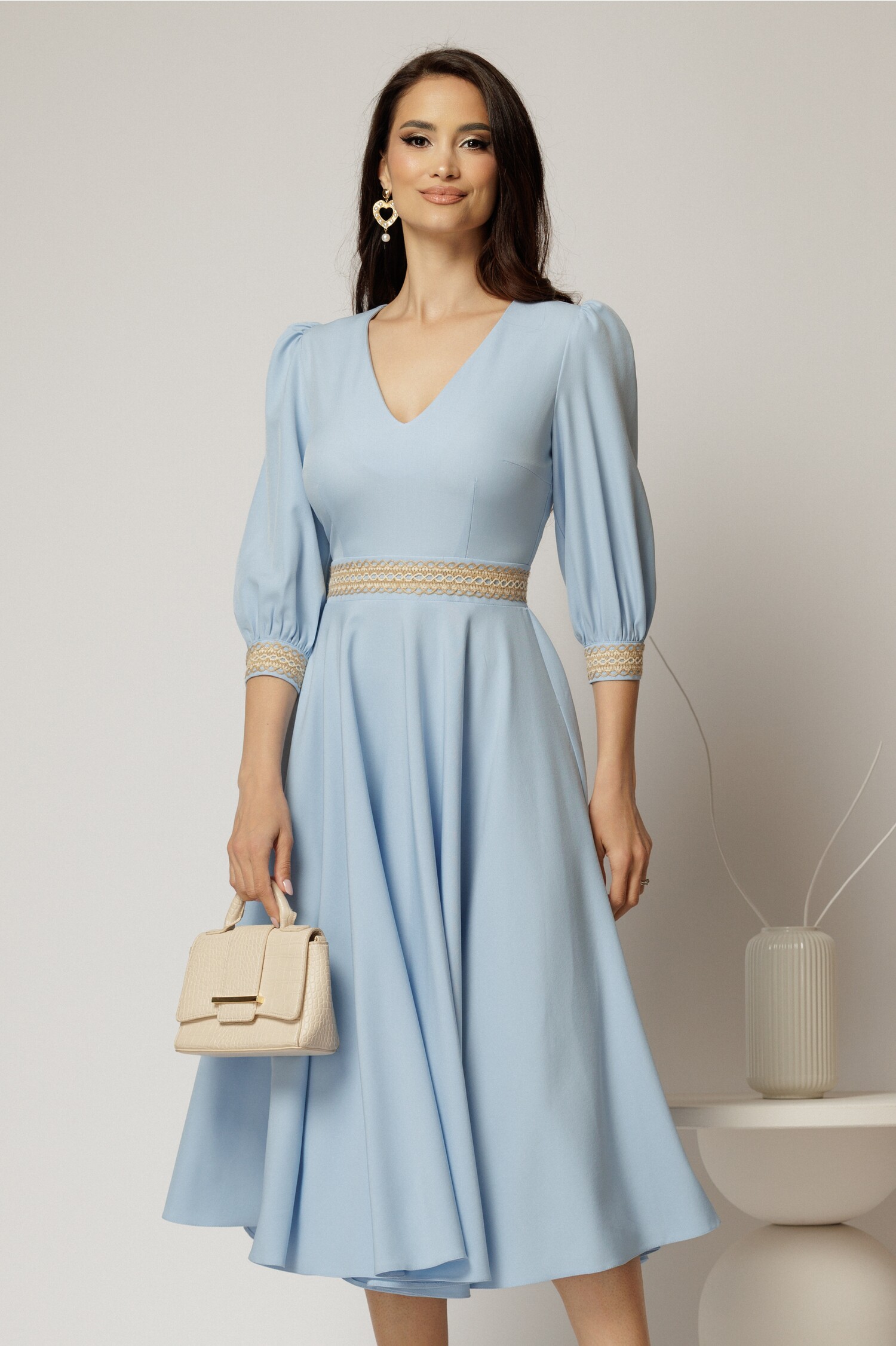 Rochie DY Fashion midi bleu cu banda decorativa pe talie si mansete