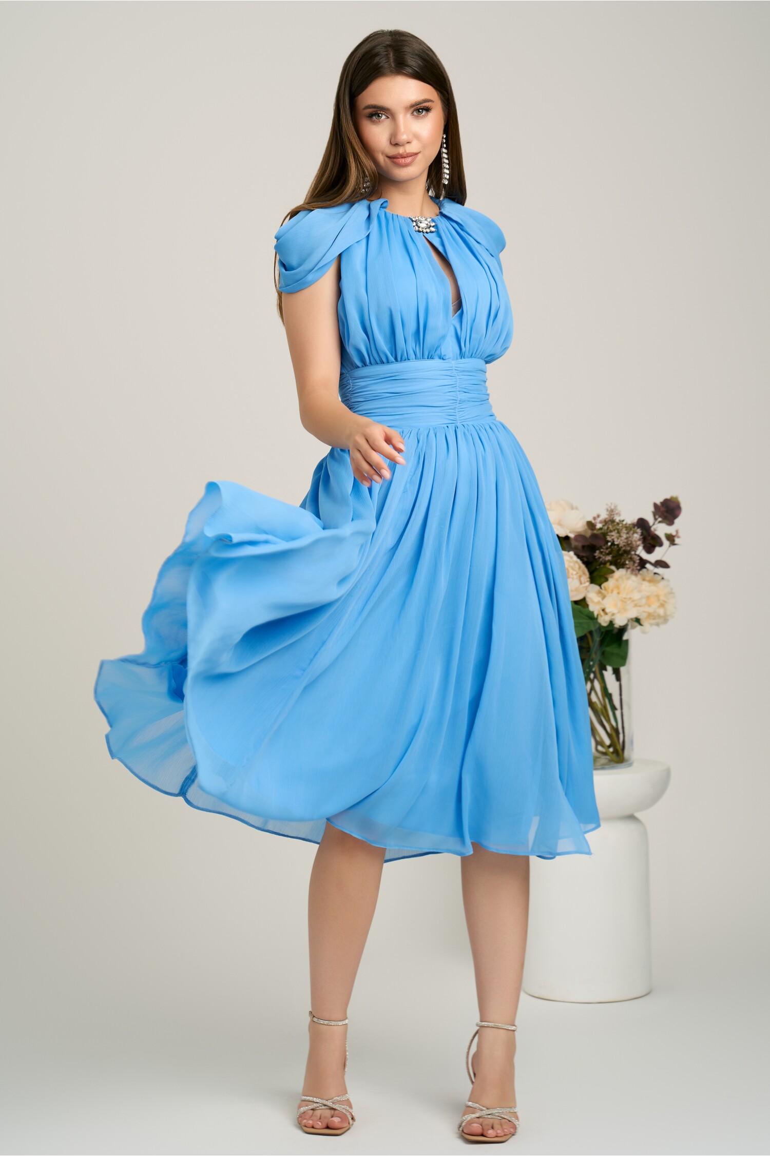 Rochie DY Fashion midi bleu din voal in clos cu accesoriu si decupaj la decolteu