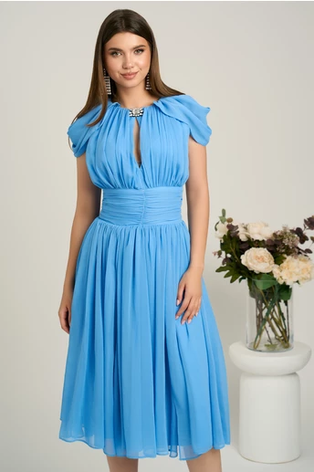 Rochie DY Fashion midi bleu din voal in clos cu accesoriu si decupaj la decolteu