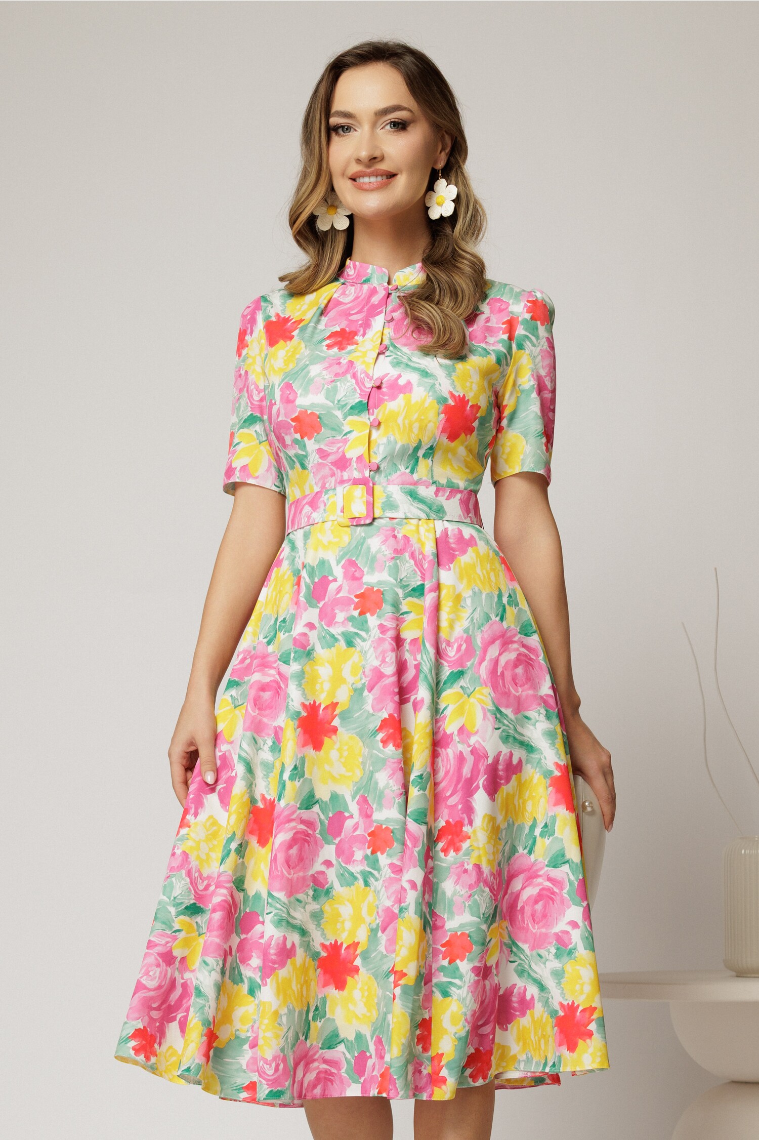 Rochie DY Fashion midi cu imprimeu roz si galben in clos din triplu voal cu nasturi la bust si curea in talie