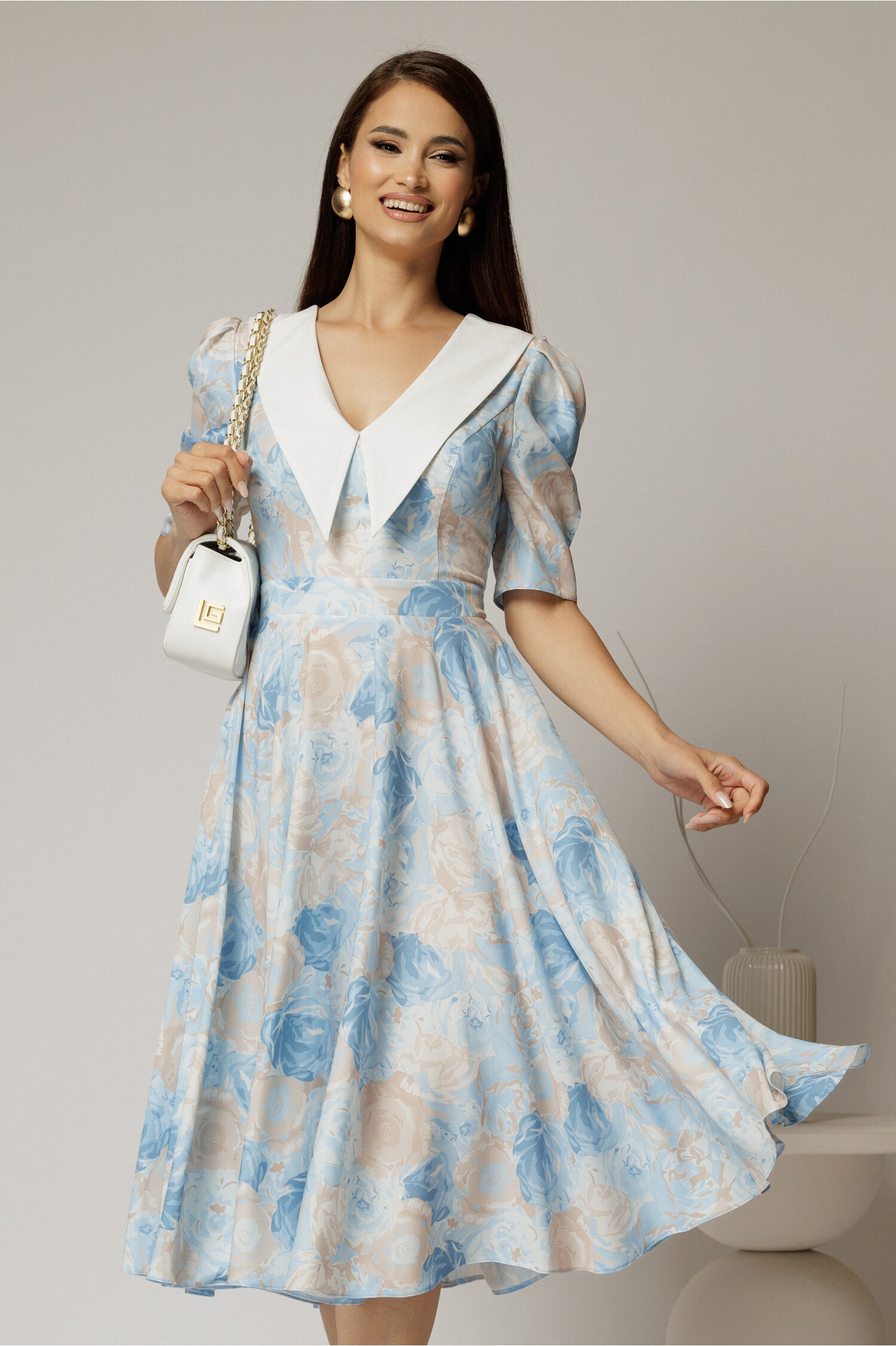 Rochie DY Fashion midi din triplu voal cu imprimeuri albastre bej si guler ascutit si nasturi la maneci