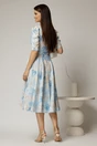Rochie DY Fashion midi din triplu voal cu imprimeuri albastre bej si guler ascutit si nasturi la maneci, 2, dyfashion.ro