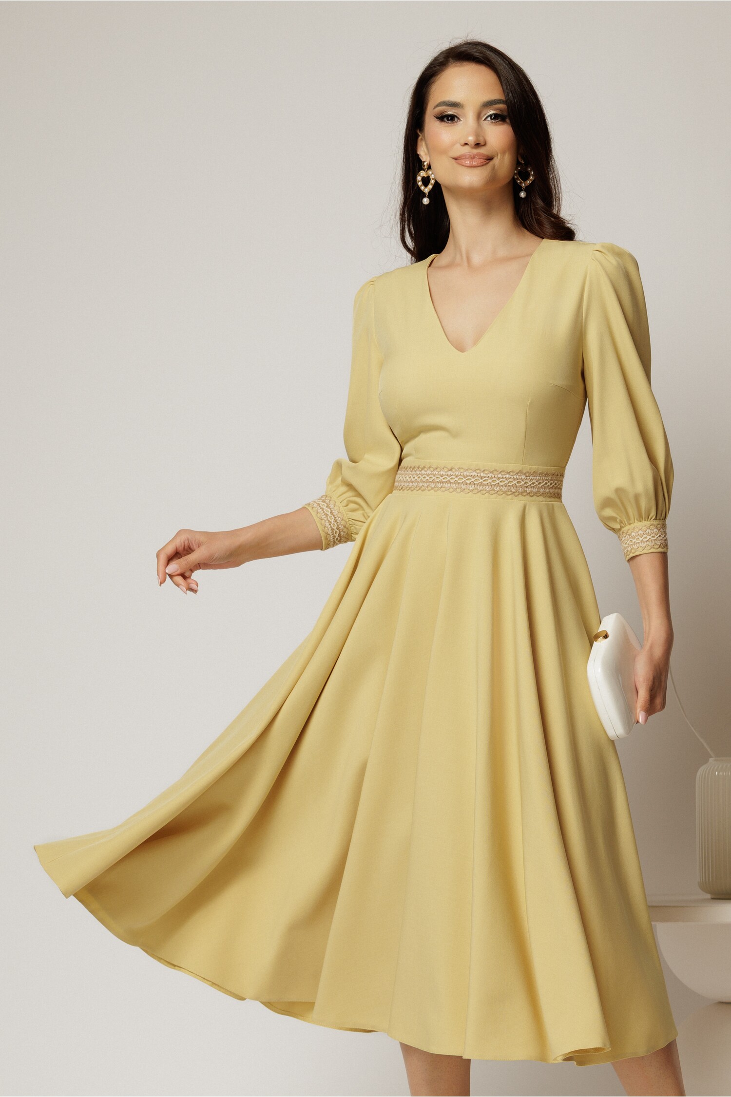 Rochie DY Fashion midi galbena cu banda decorativa pe talie si mansete