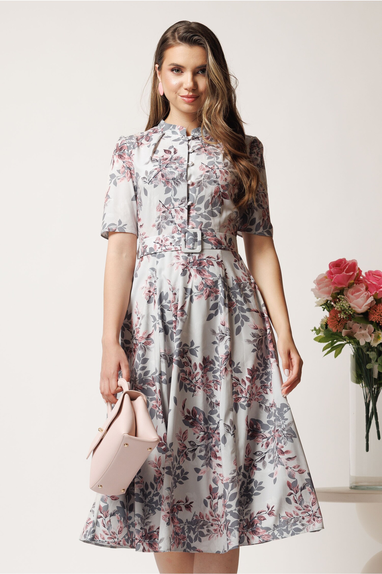 Rochie DY Fashion midi gri in clos din triplu voal cu floricele si curea in talie