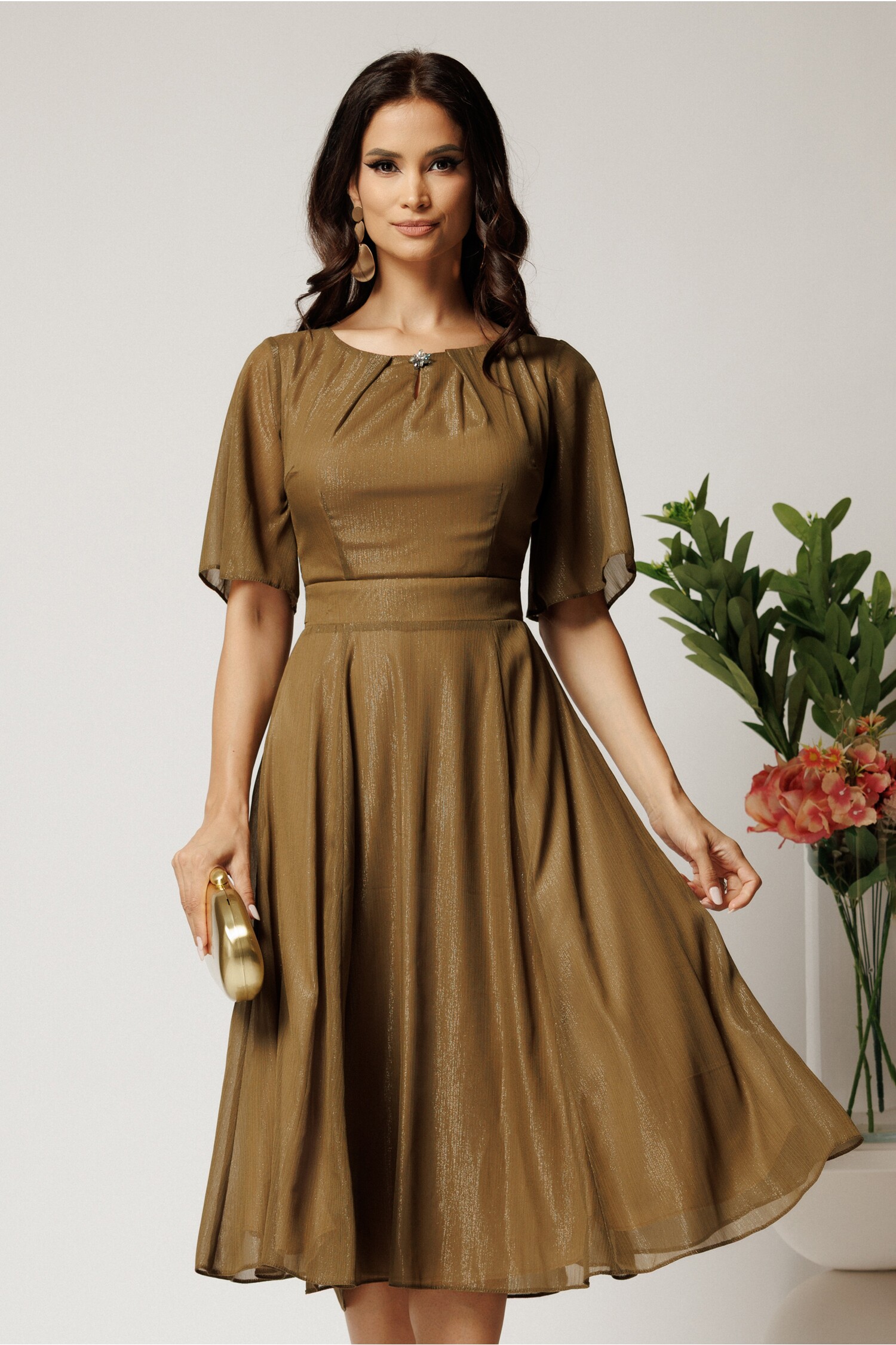 Rochie DY Fashion midi kaki din voal in clos cu fir lurex si accesoriu la decolteu