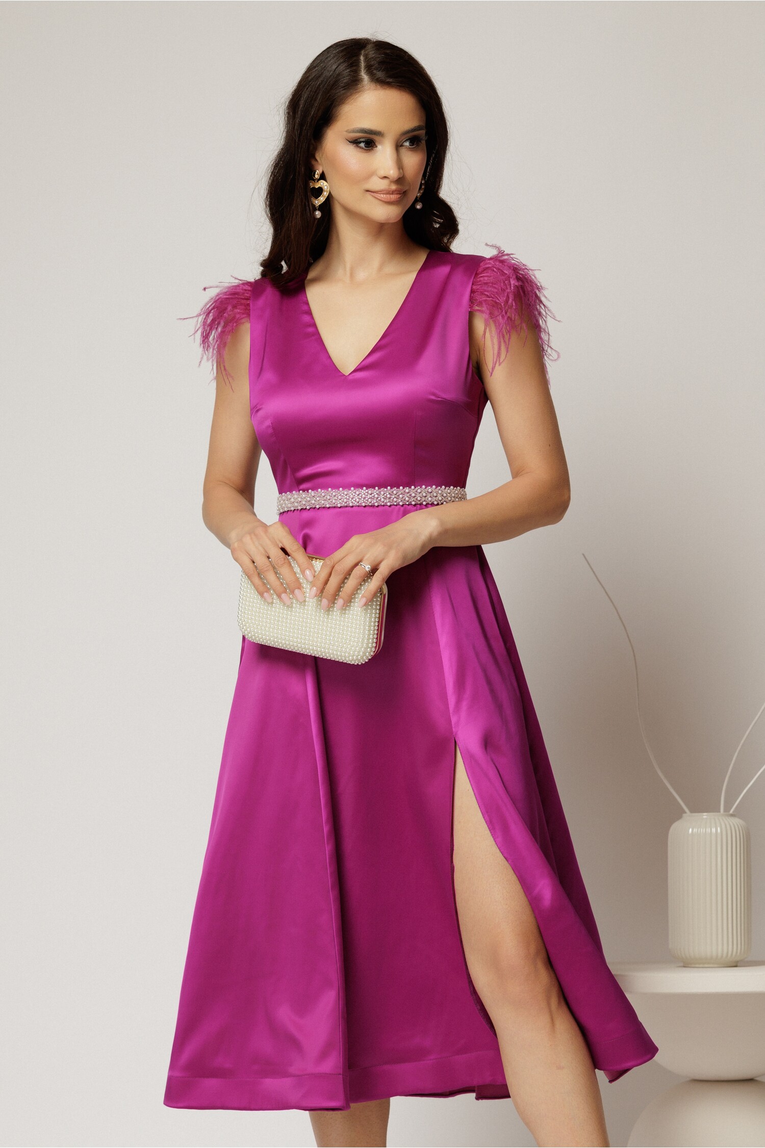 Rochie DY Fashion midi magenta din tafta cu pene la umeri
