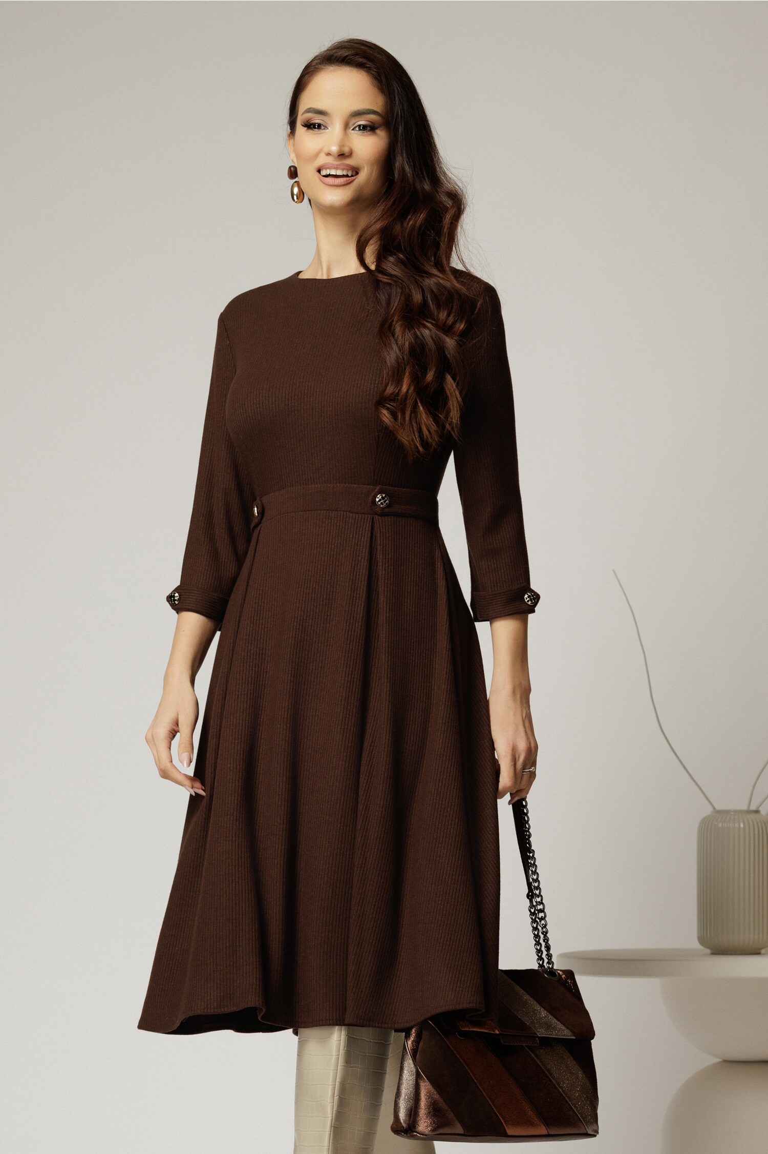 Rochie DY Fashion midi maro din tricot cu nasturi decorativi pe talie