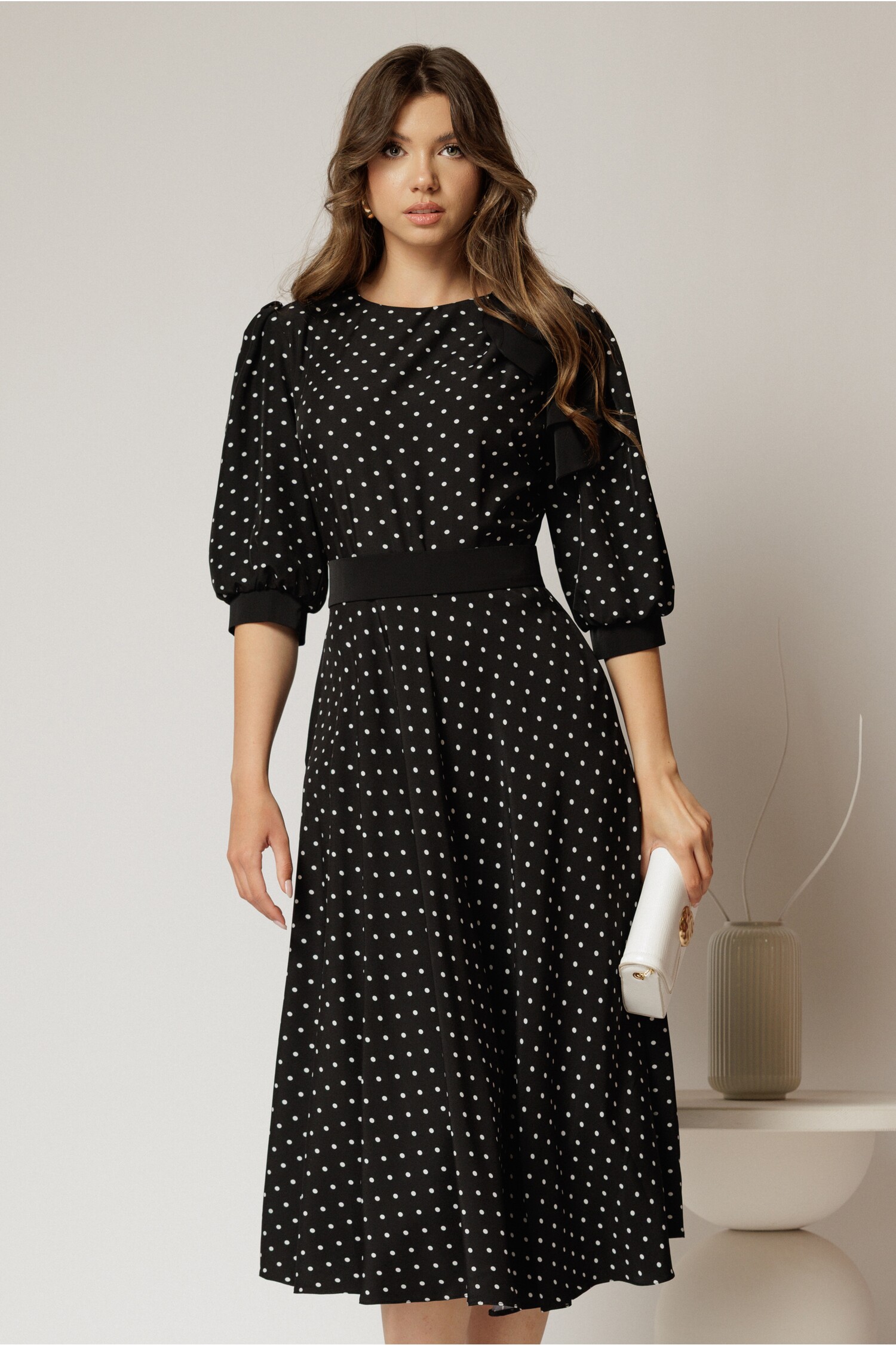 Rochie DY Fashion midi neagra cu buline si funda ampla pe umar