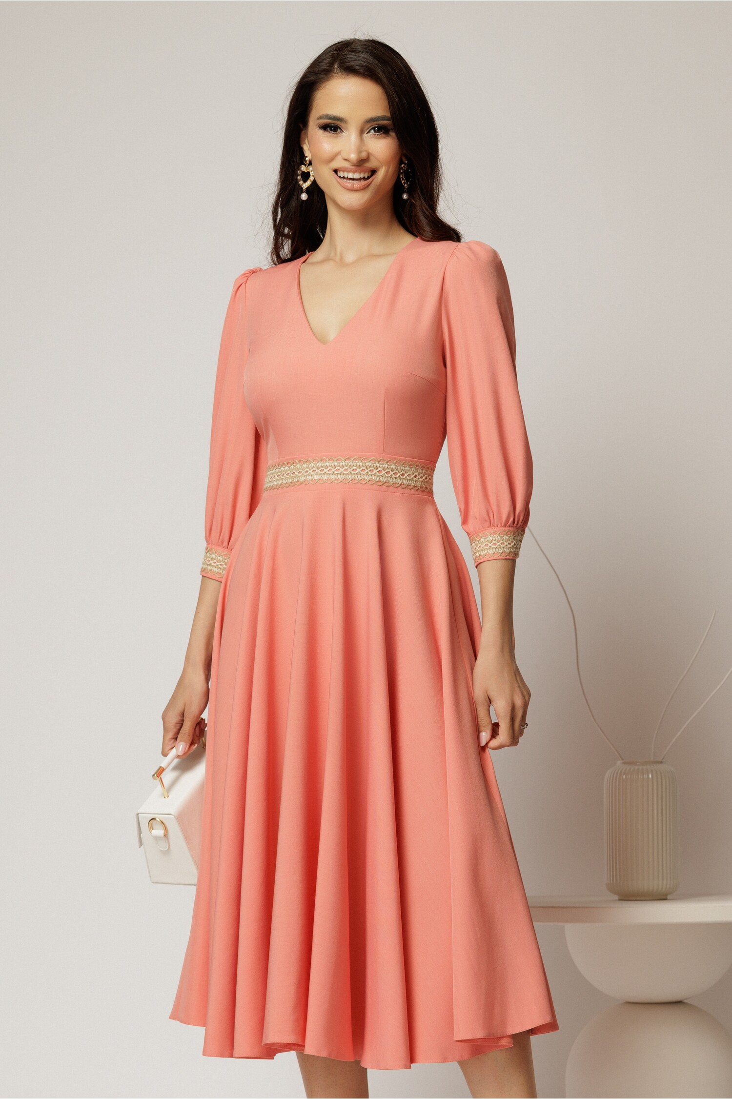 Rochie DY Fashion midi roz somon cu banda decorativa pe talie si mansete