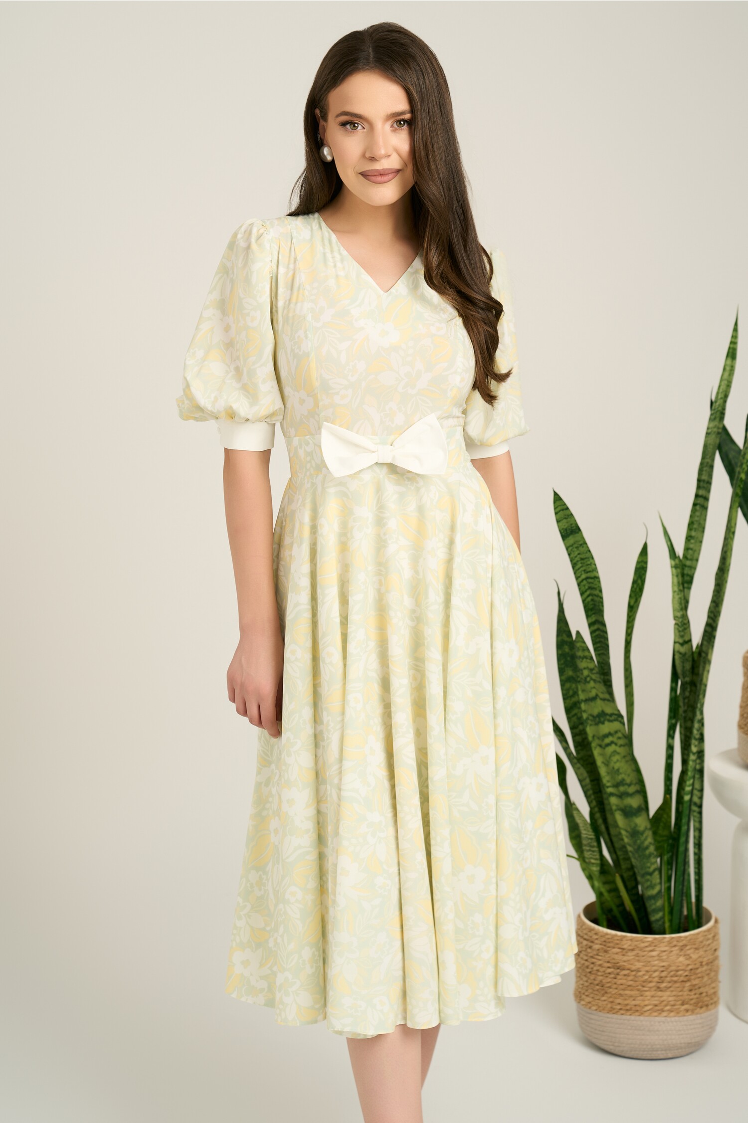Rochie DY Fashion midi verde din satin in clos cu print bej si funda in talie