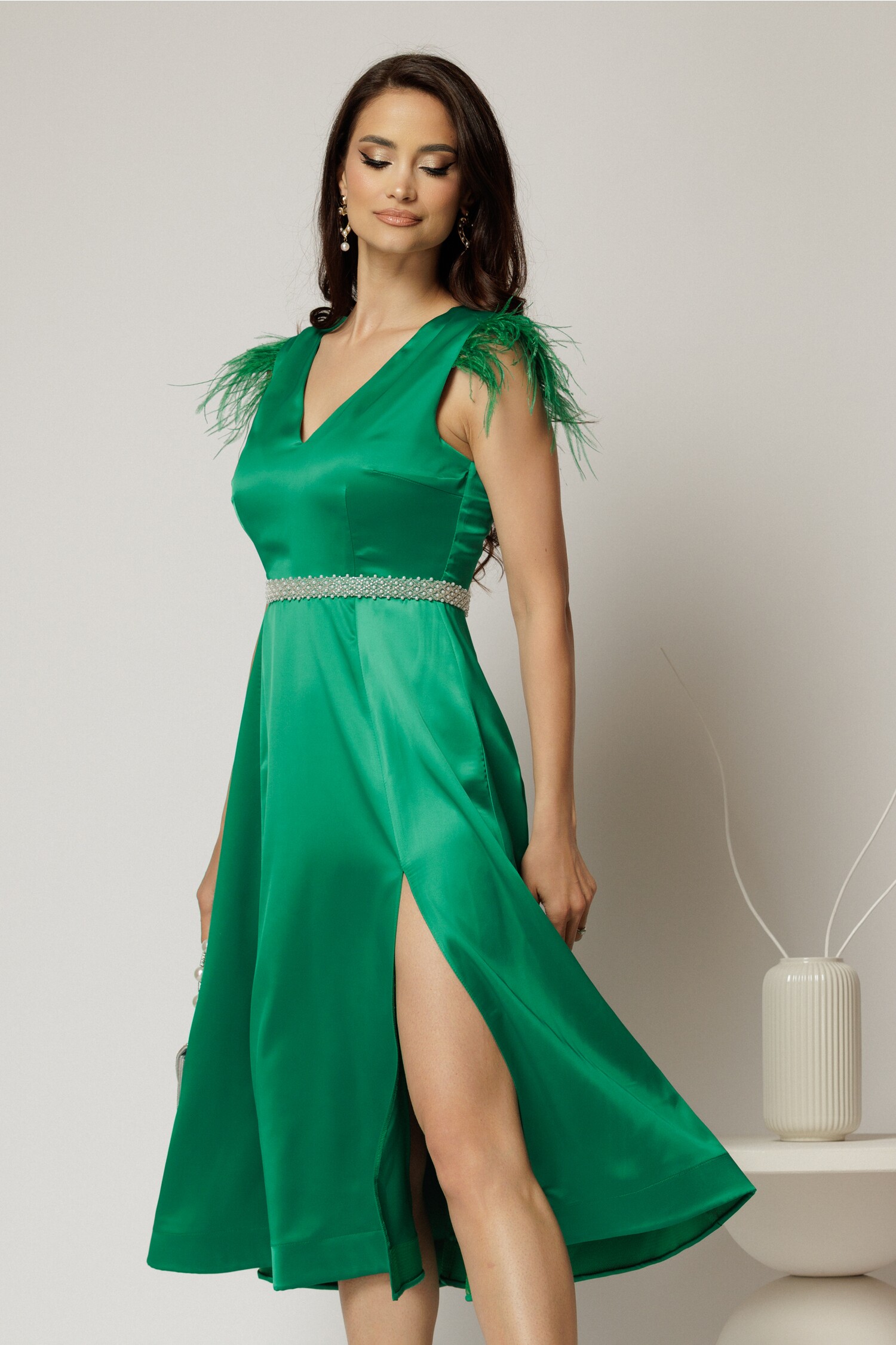 Rochie DY Fashion midi verde din tafta cu pene la umeri