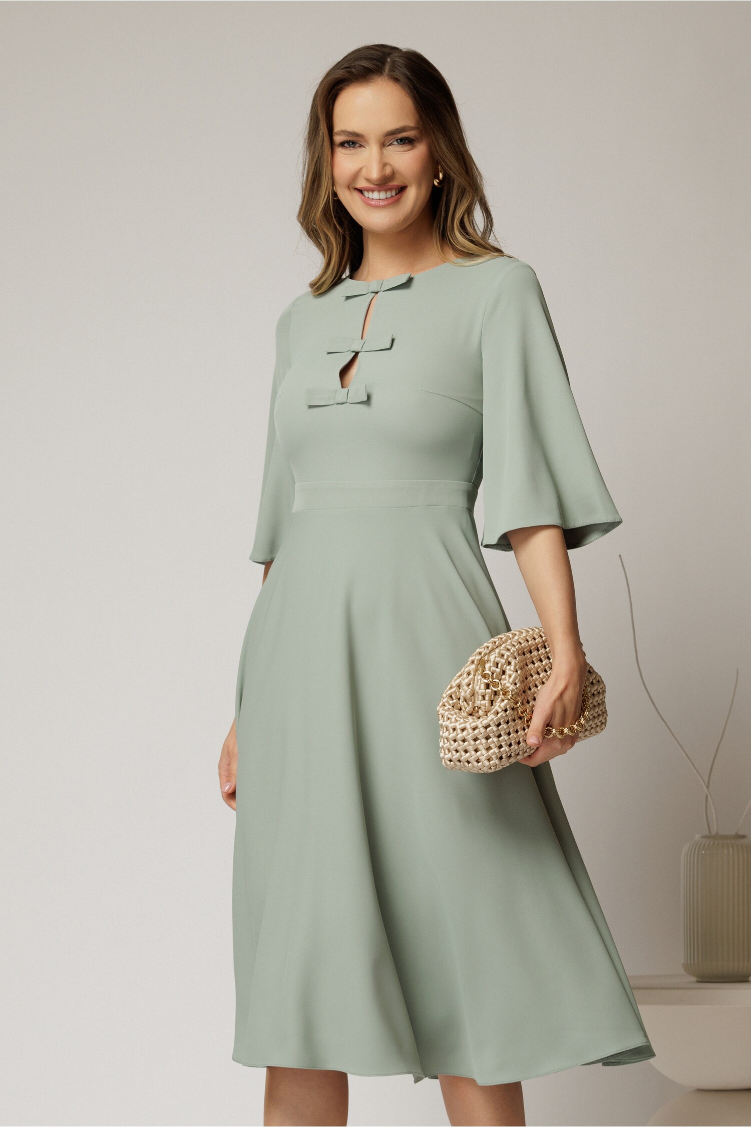 Rochie DY Fashion midi verde fistic cu maneci evazate si funde pe bust