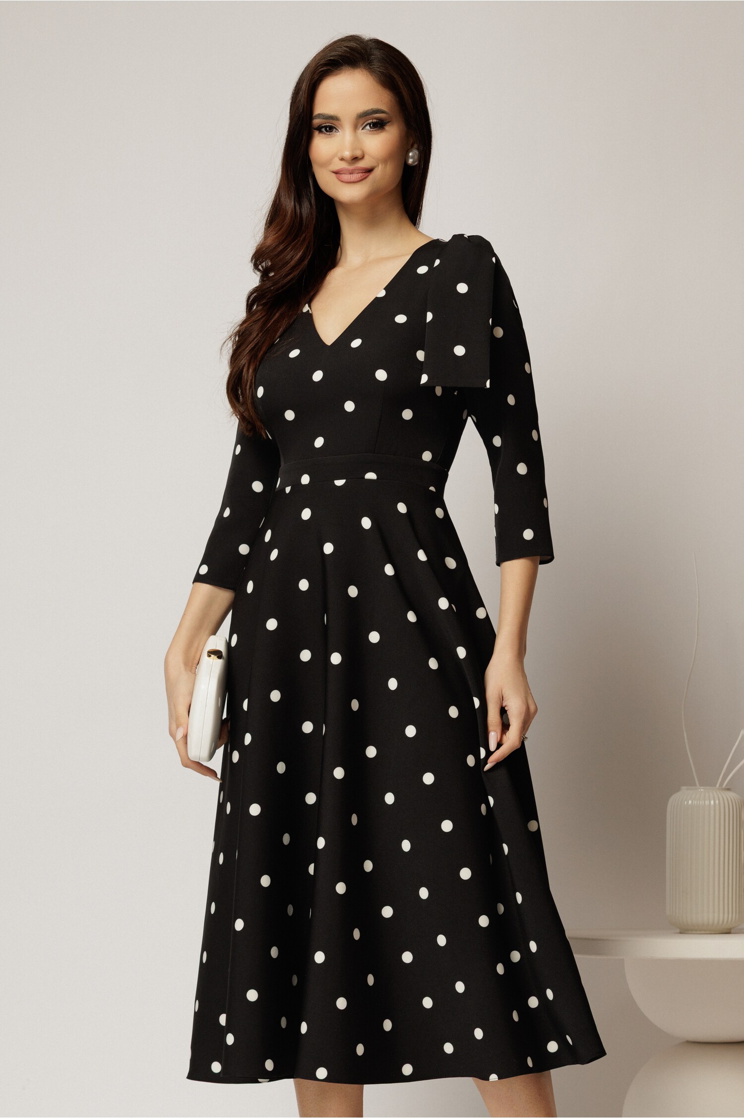 Rochie DY Fashion neagra cu buline albe si funda pe umar